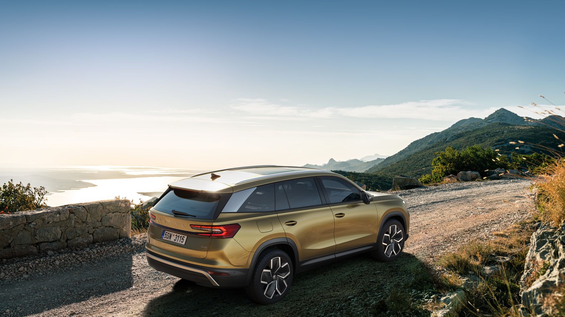 Composición trasera lateral del Skoda Kodiaq, muestra diseño de luces y perfil.