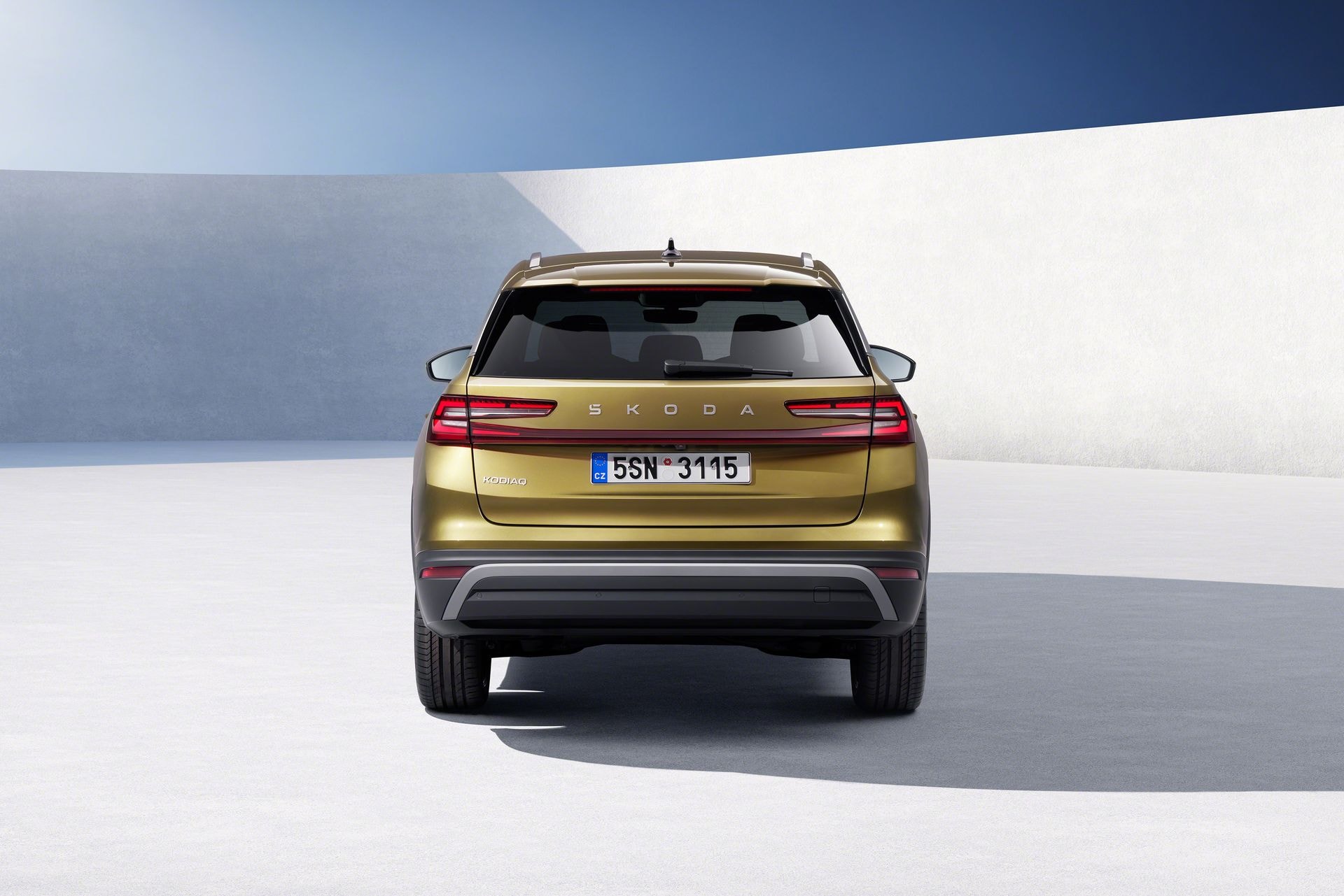 Vista trasera completa del Skoda Kodiaq, destacando su estabilidad y presencia.