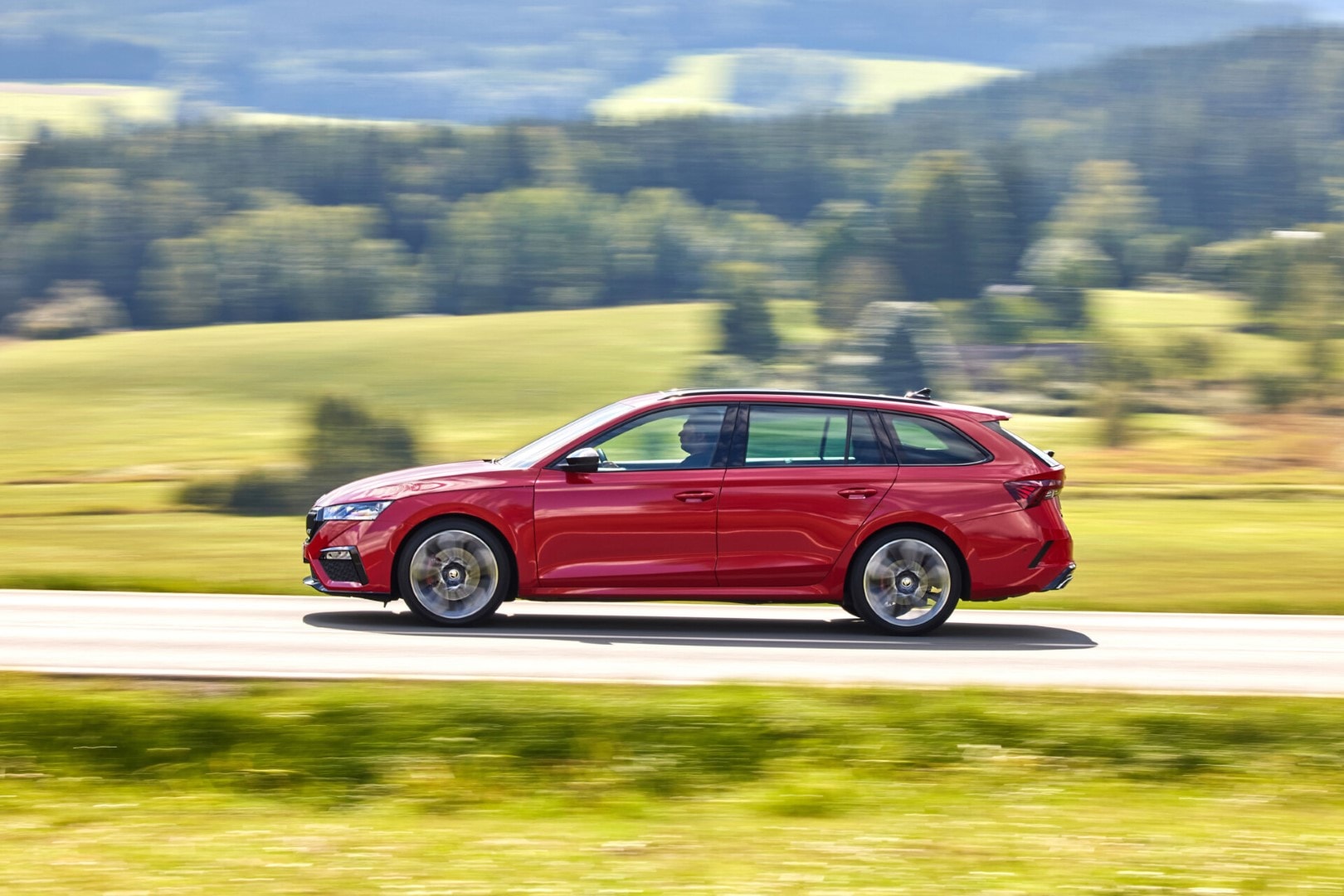 Vista lateral en movimiento del Skoda Octavia Combi RS.