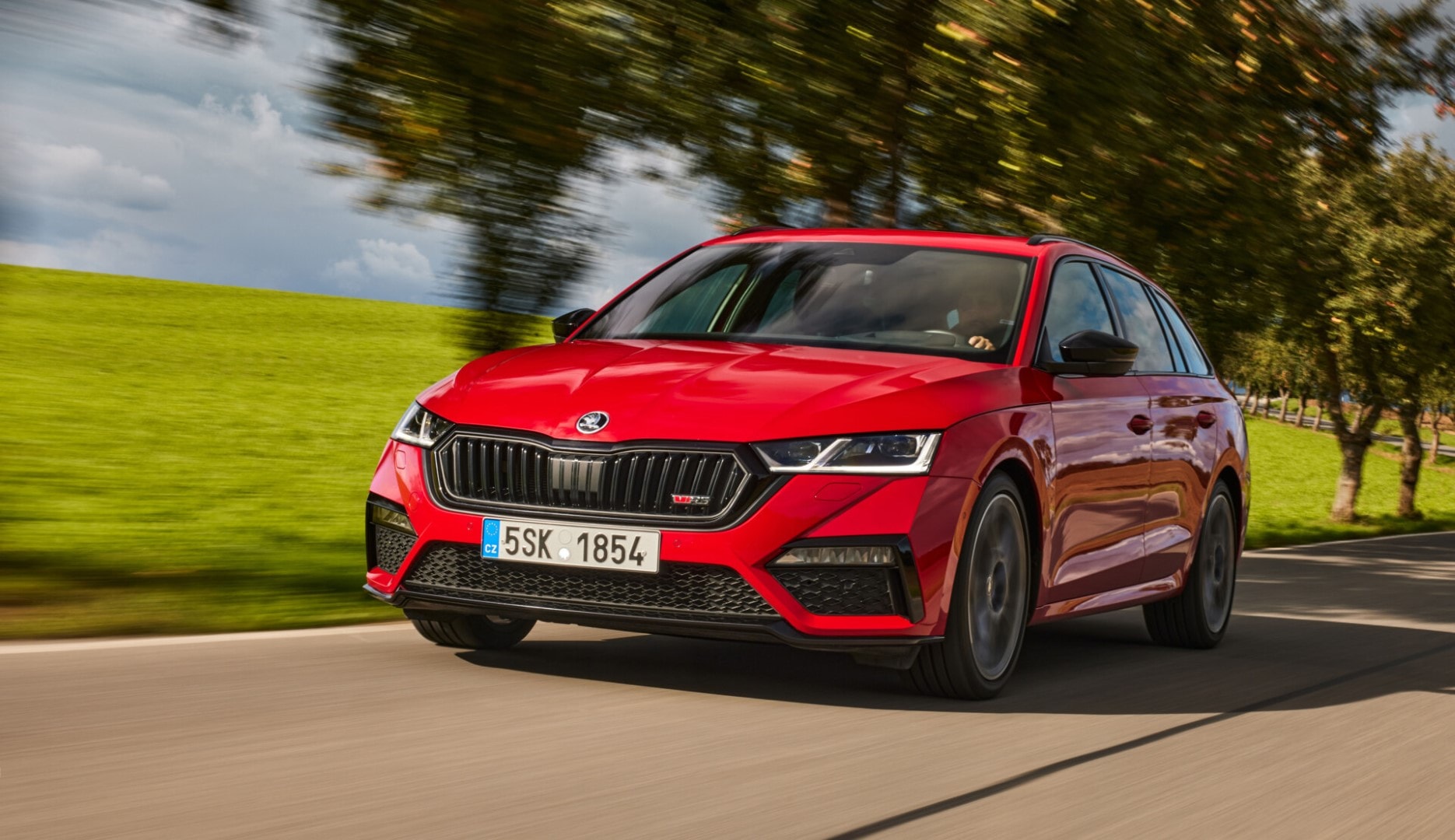 Skoda Octavia Combi RS en dinámica ruta, mostrando su faceta deportiva.