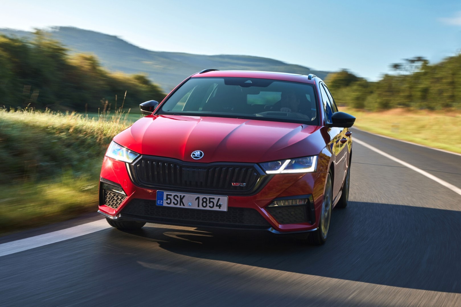 El Skoda Octavia Combi RS capturado en una toma cercana frontal dinámica.