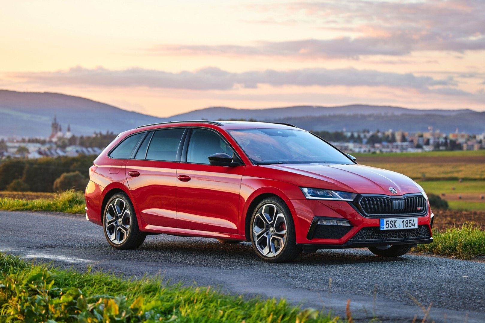 Skoda Octavia Combi RS en rojo, mostrando su perfil delantero y lateral.