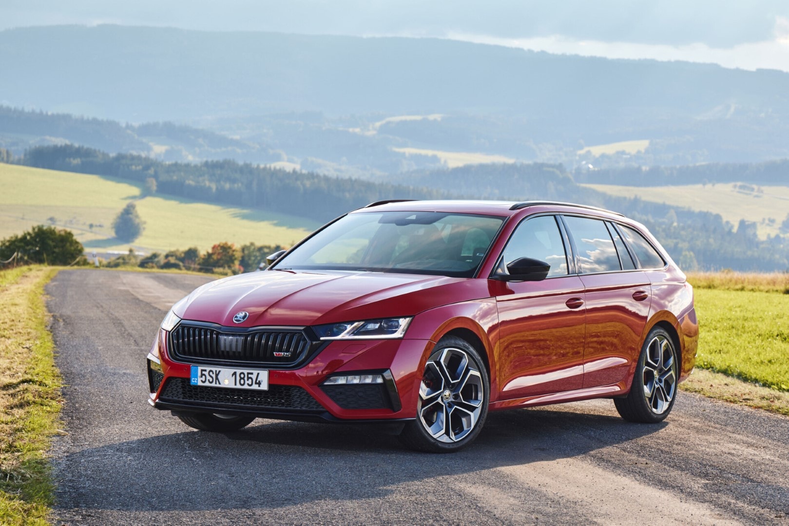 El Skoda Octavia Combi RS presenta un estilo deportivo desde una perspectiva frontal y lateral.