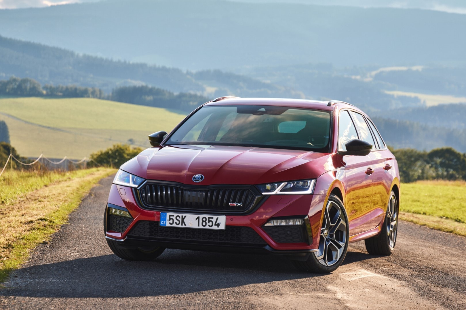 Frontal agresivo del Skoda Octavia Combi RS con detalles en negro.