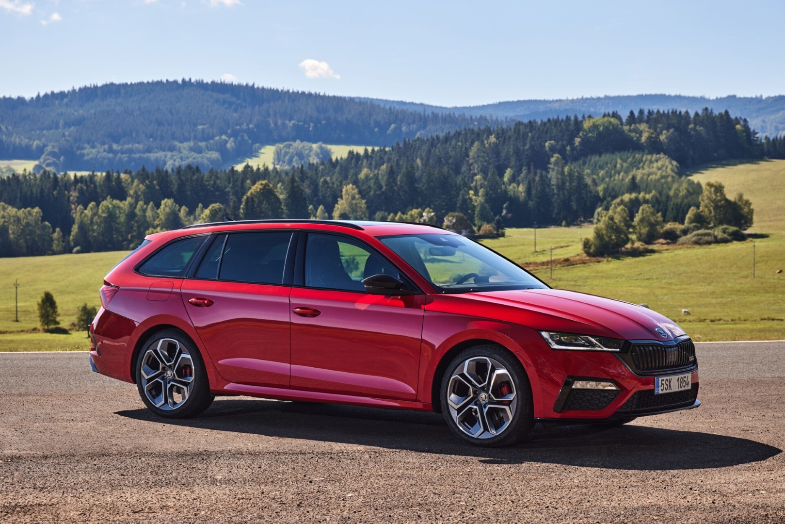 Skoda Octavia Combi RS en reposo, luciendo su línea lateral y llantas.