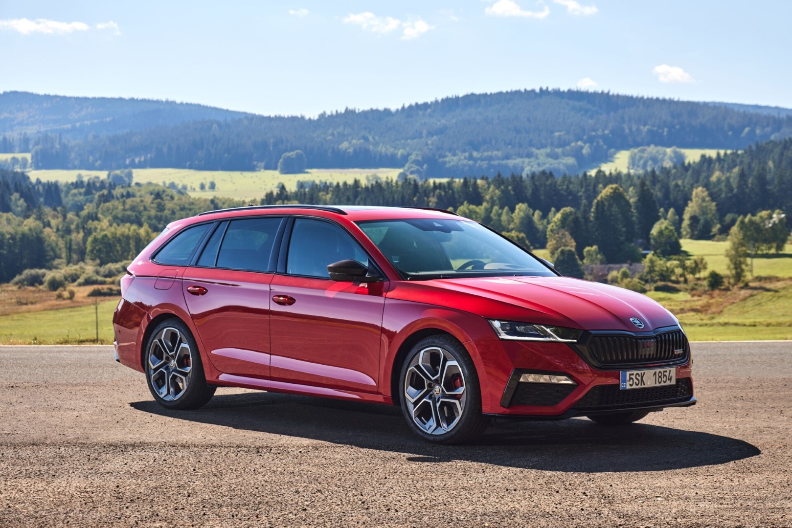 Perfil del Octavia Combi RS destacando su línea y llantas.
