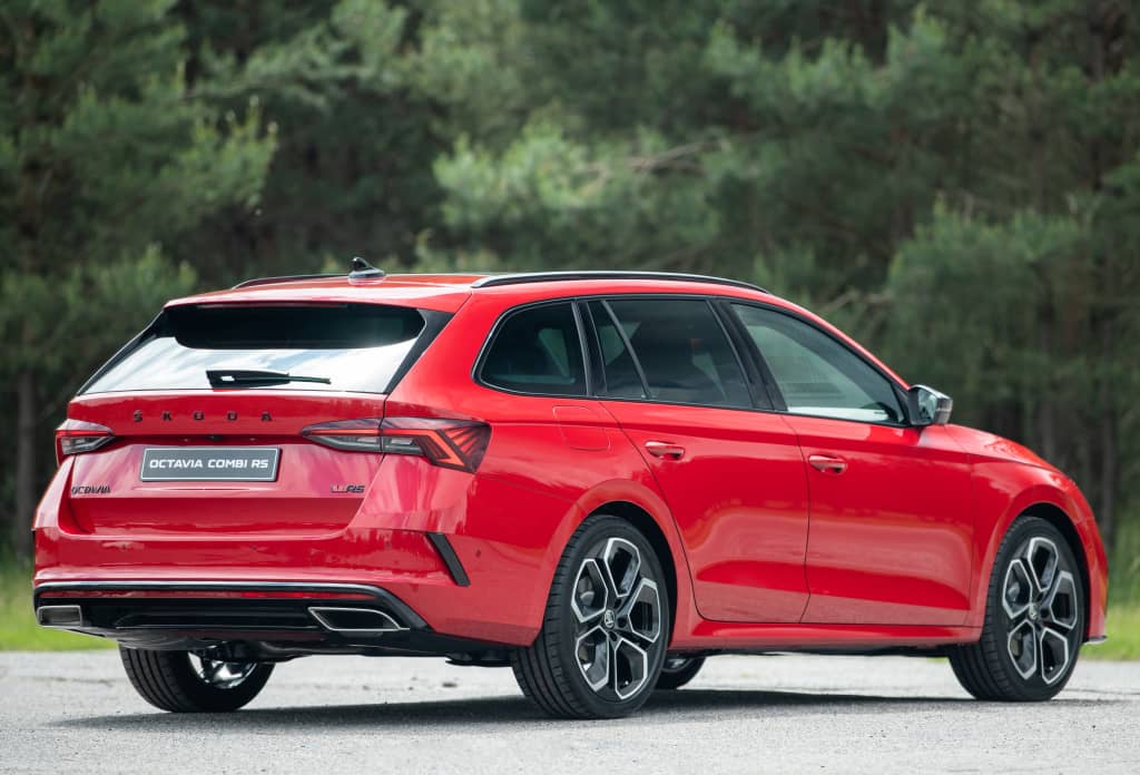 Perspectiva trasera y lateral que enfatiza líneas y acabados.