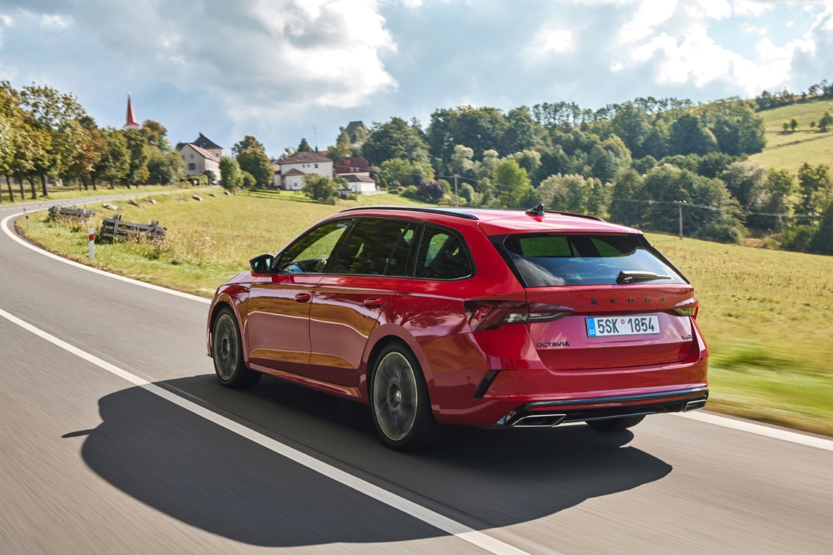 Vista trasera y lateral del Octavia Combi RS que resalta su diseño deportivo.