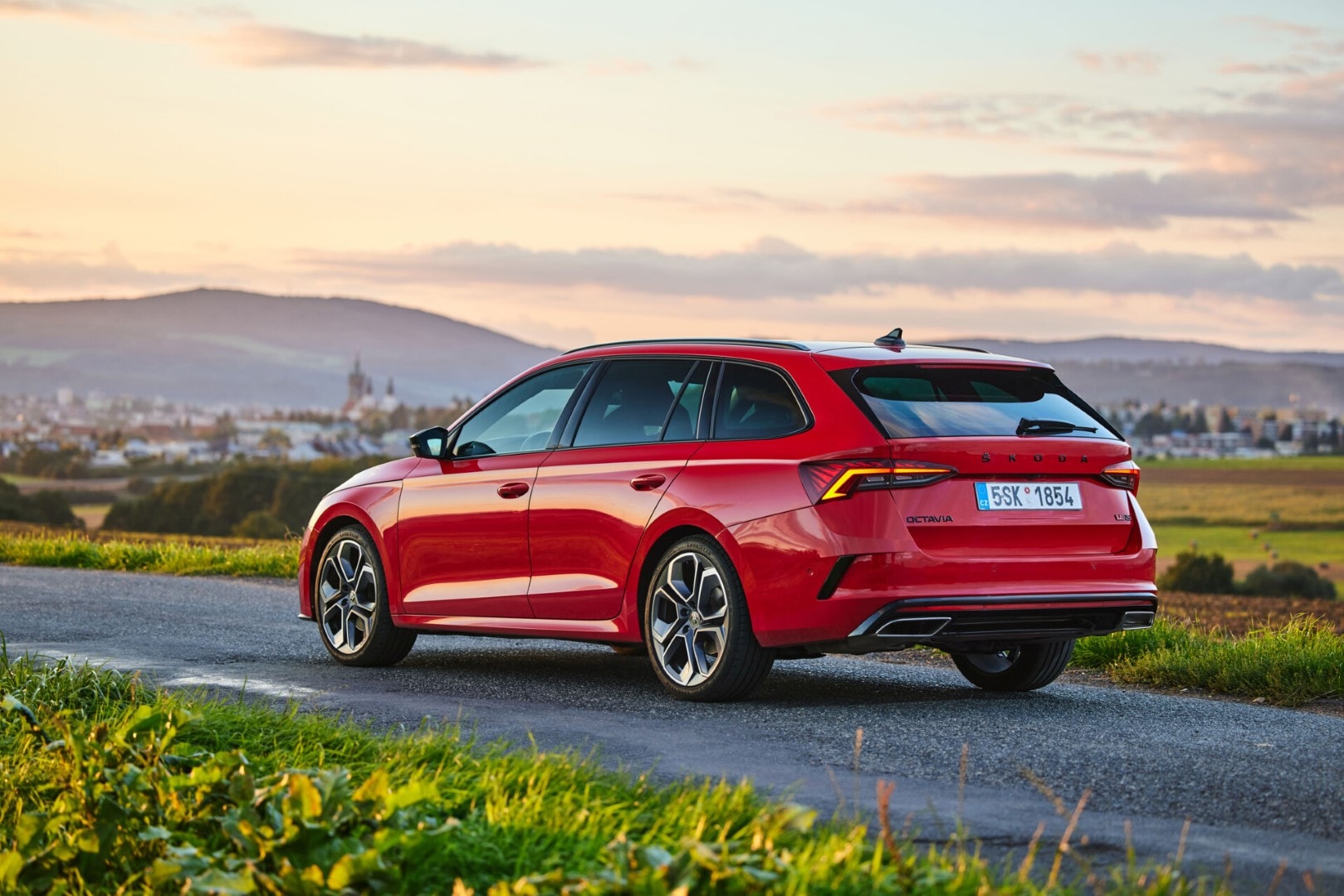 Trasera del Skoda Octavia Combi RS destacando su diseño y luces.