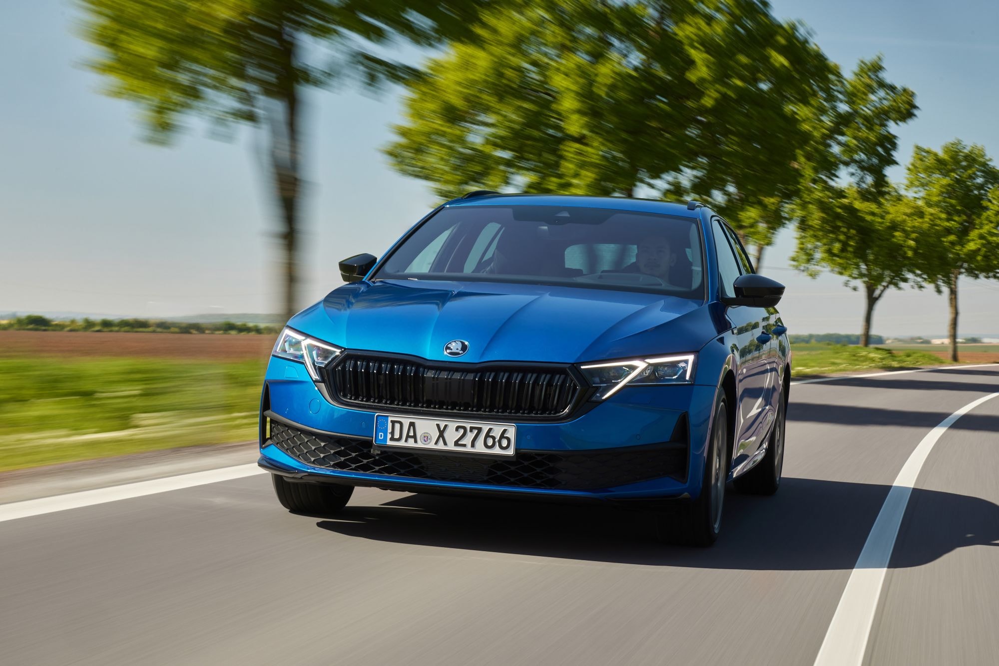 Skoda Octavia Combi en movimiento, un enfoque atractivo de su frontal.