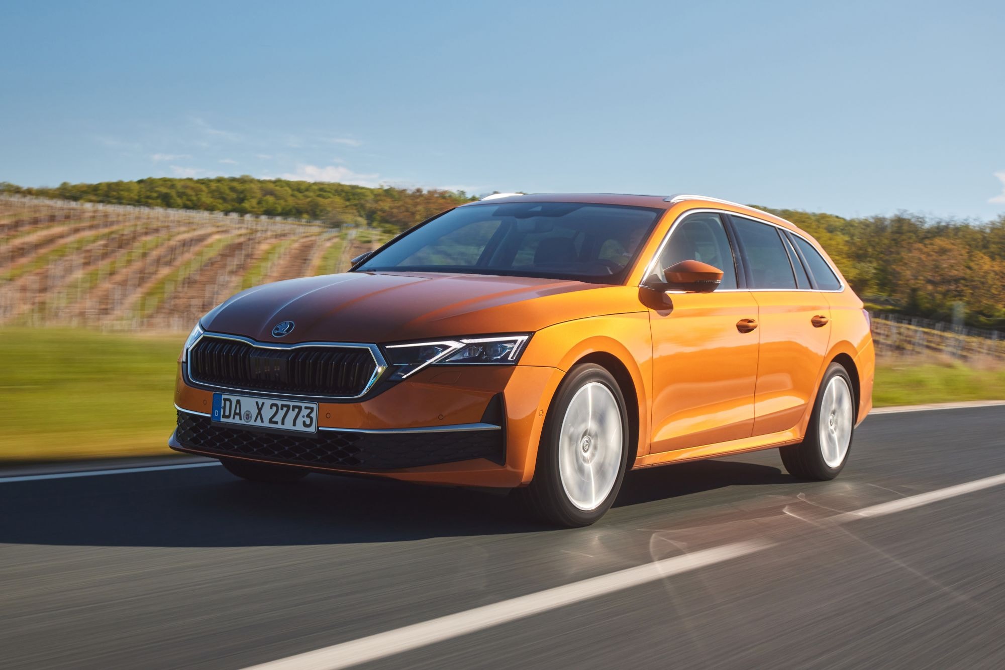 El Octavia Combi destacando en un entorno arquitectónico moderno.