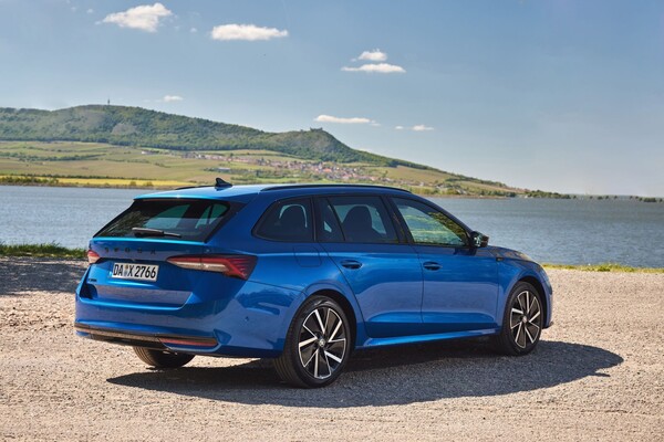 Elazo del Skoda Octavia Combi en azul, fusionando diseño y tecnología. Elazo del Skoda Octavia Combi en azul, fusionando diseño y tecnología.