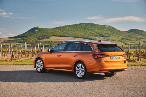 El nuevo Skoda Octavia Combi, en un elegante azul, destaca por su diseño moderno. El nuevo Skoda Octavia Combi, en un elegante azul, destaca por su diseño moderno.