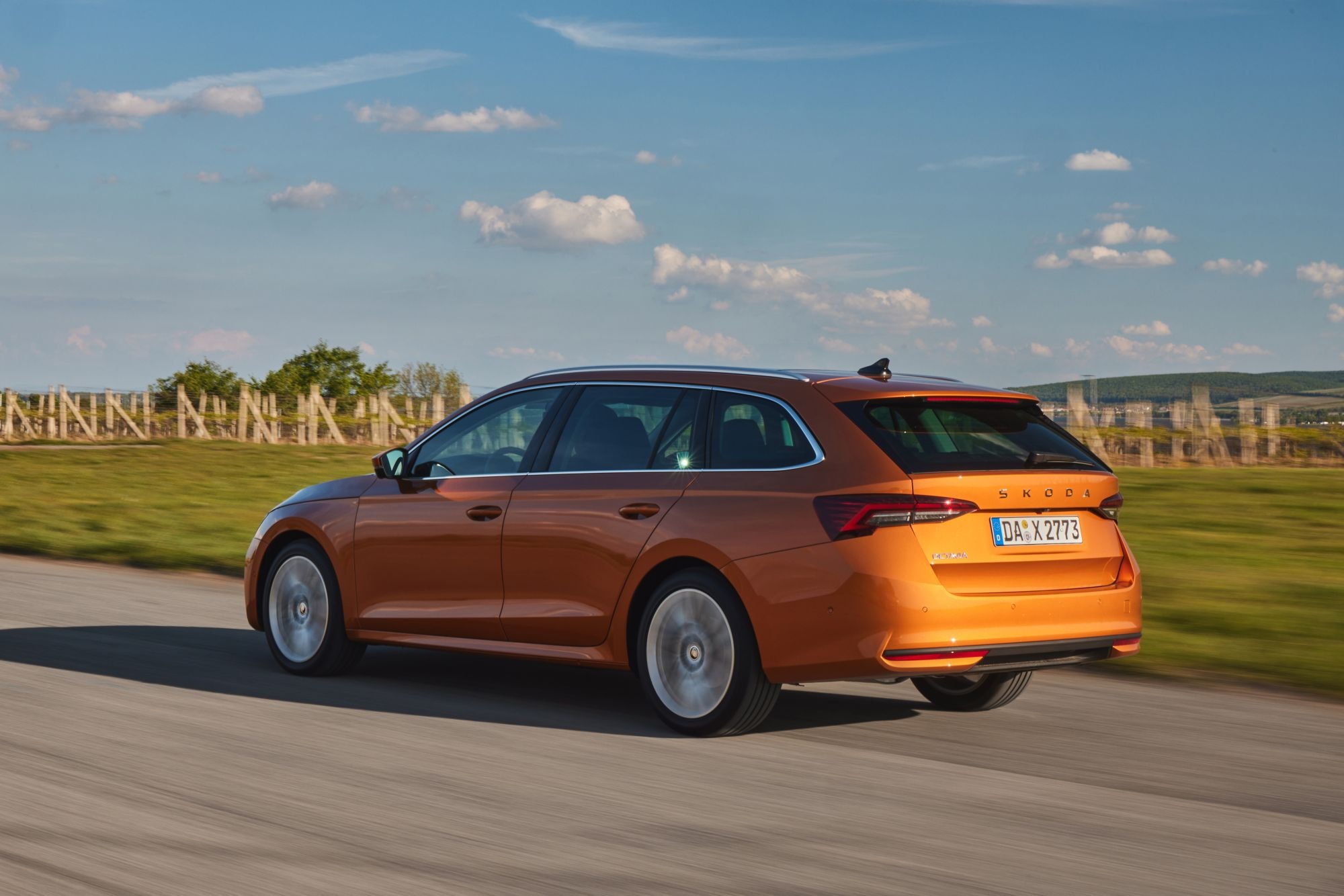 Impresionante vista frontal del Skoda Octavia Combi mientras avanza por la carretera.