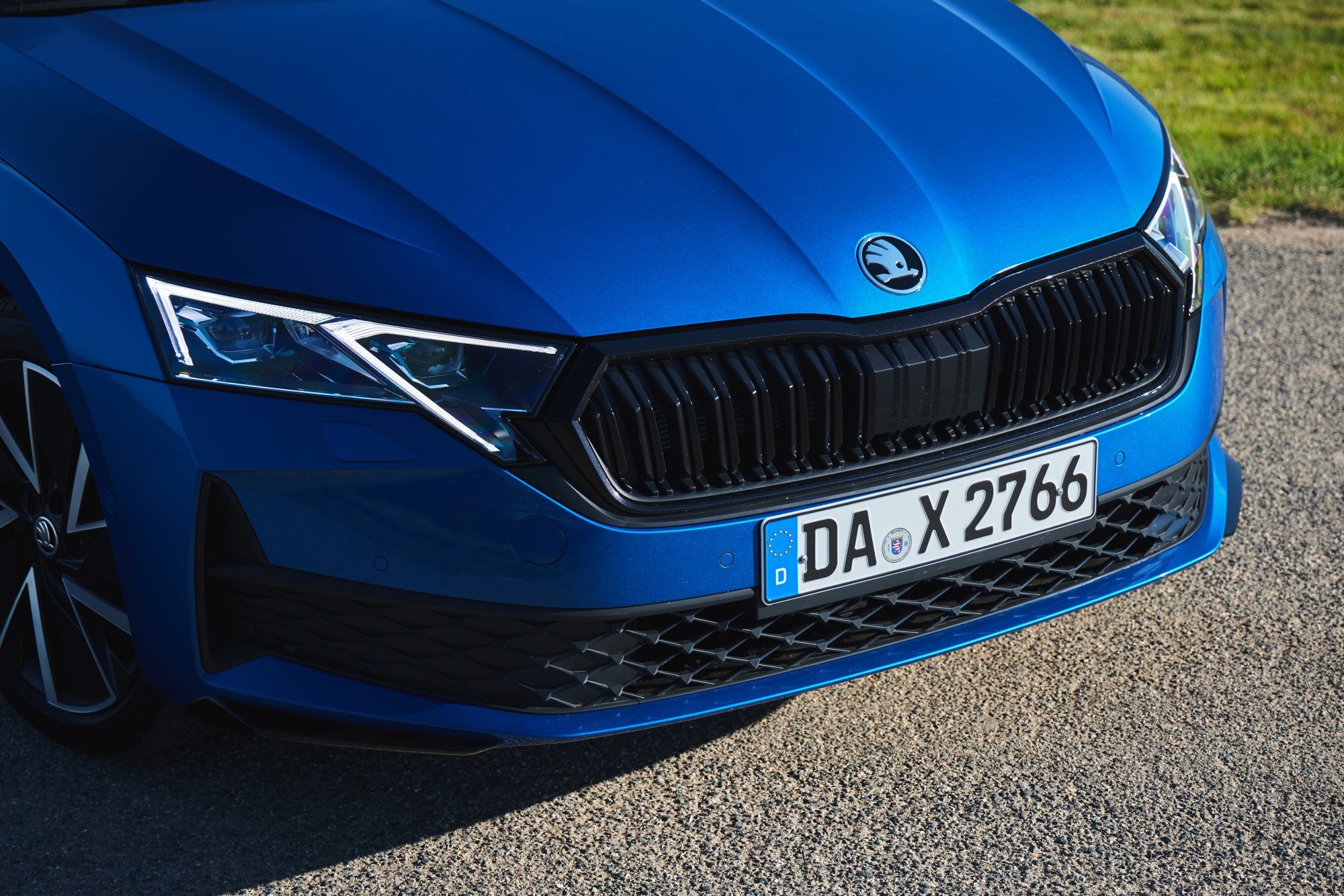 Vista trasera del Skoda Octavia Combi azul, mostrando su elegancia rematada.