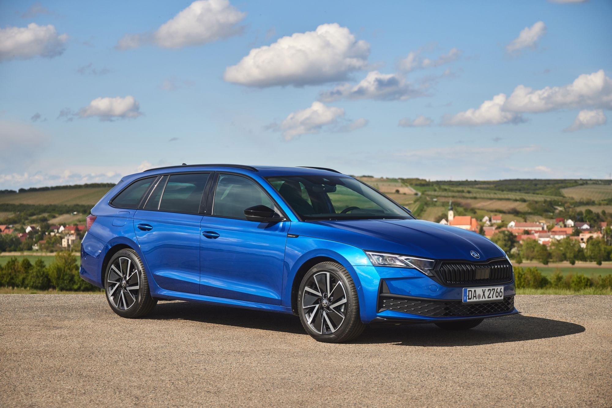 Vista lateral del Skoda Octavia Combi, resaltando su diseño moderno.