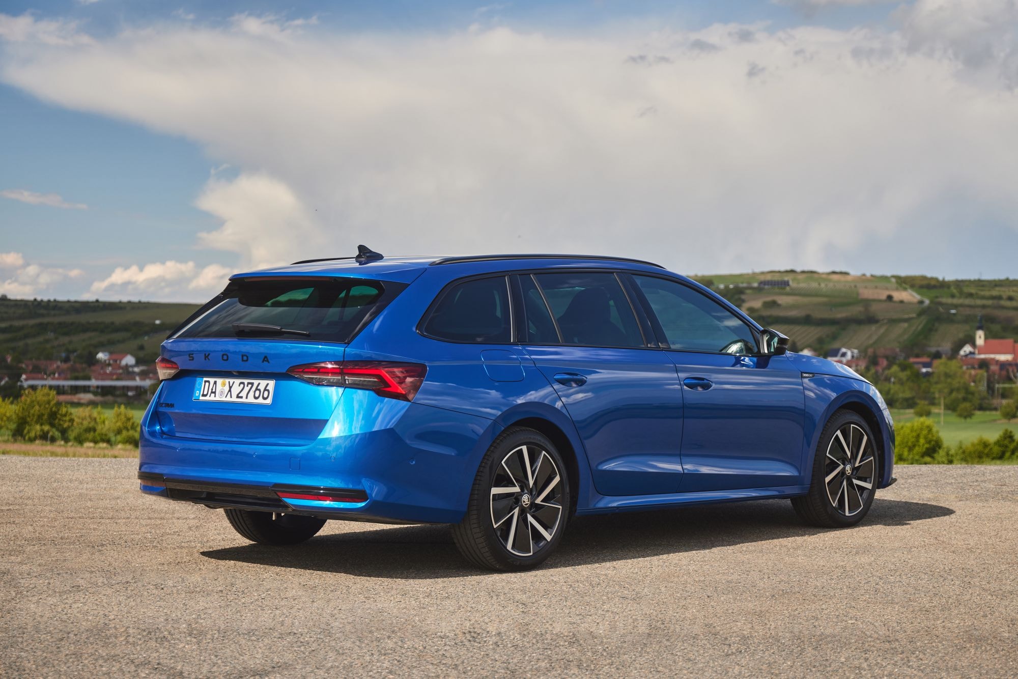 Imagen dinámica del Skoda Octavia Combi en movimiento, ideal para destacar su diseño.