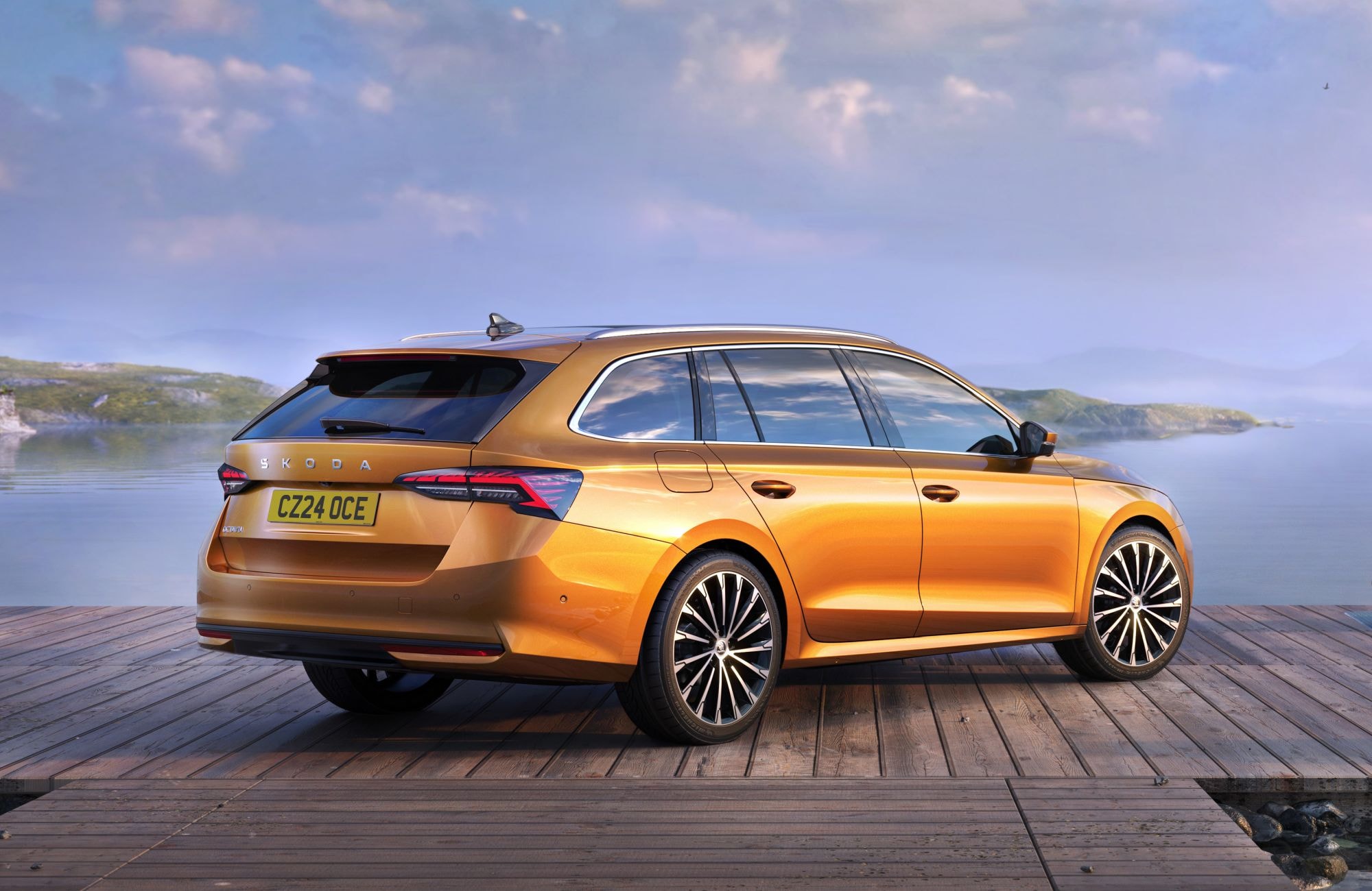 Vista frontal del Skoda Octavia Combi, elegante y aerodinámico.