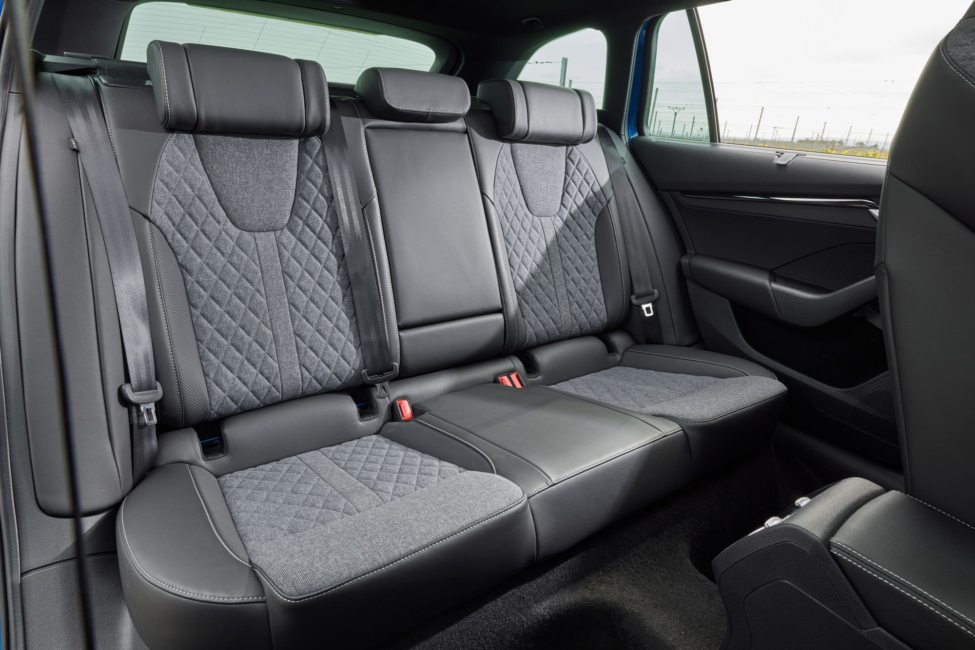 Interior del Skoda Octavia Combi, mostrando diseño moderno y tecnología intuitiva.