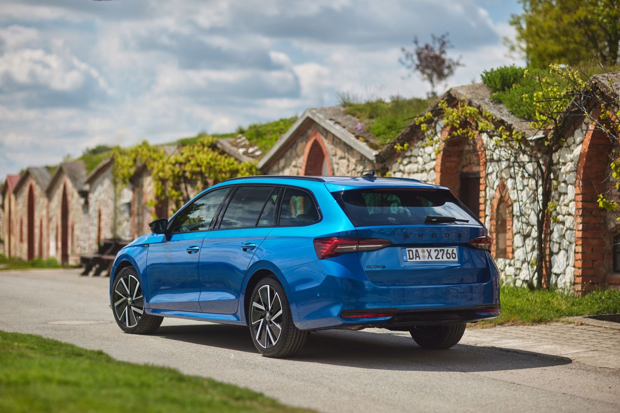 Vista lateral que destaca la elegancia y aerodinámica del vehículo.