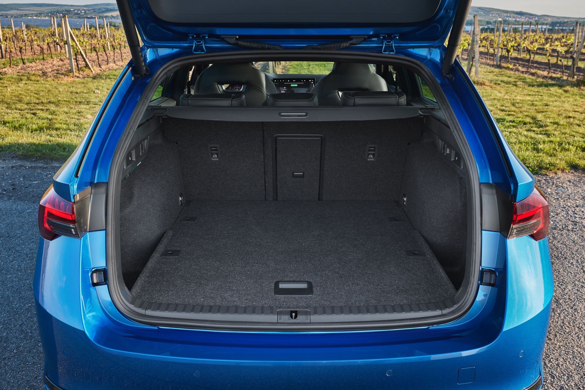 Maletero capacitado con maleta, muestra la funcionalidad del espacio.