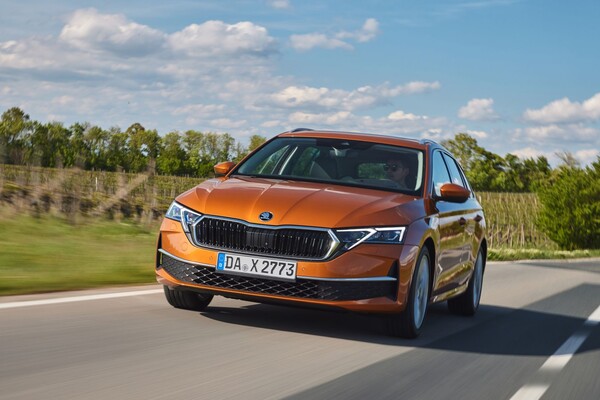 Skoda Octavia Combi en movimiento con estilo y elegancia. Skoda Octavia Combi en movimiento con estilo y elegancia.