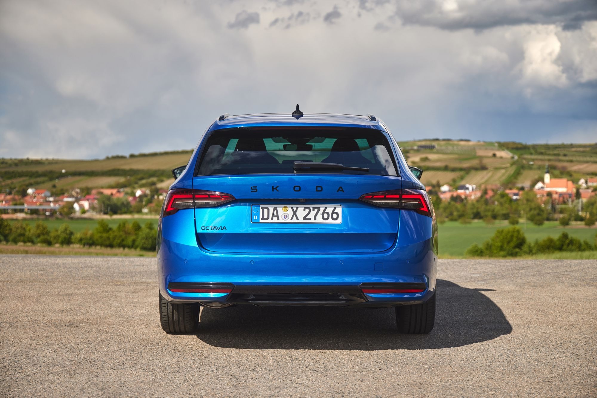 Perfil del Skoda Octavia Combi con la paisajística de fondo.