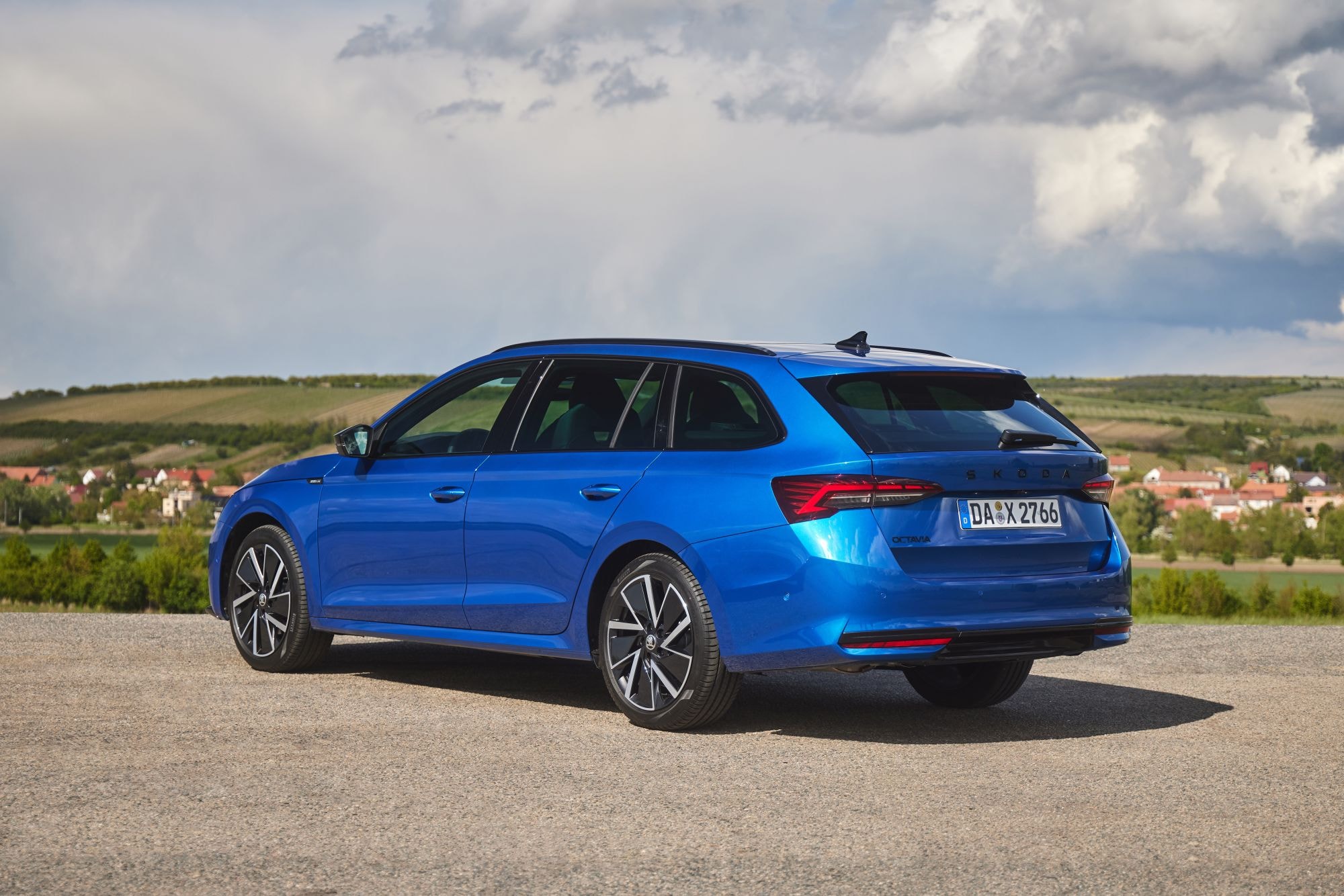 Vista trasera centrada que enfatiza el diseño del maletero y luces.