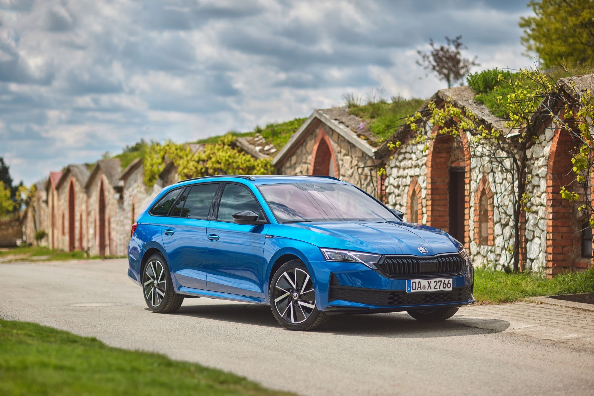 Perspectiva trasera del Skoda Octavia Combi, resalta sus detalles estilísticos.