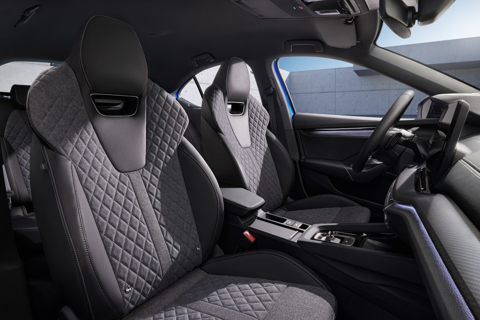 Asientos deportivos delanteros con ergonomía mejorada y diseño RS.