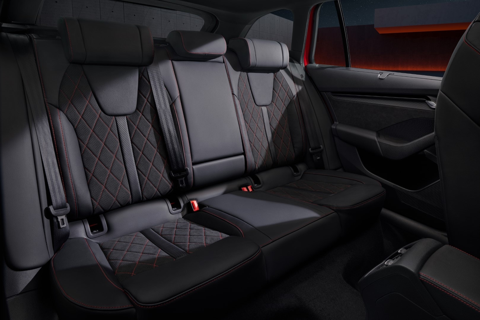 Vista de los asientos traseros con tapicería de alta calidad.
