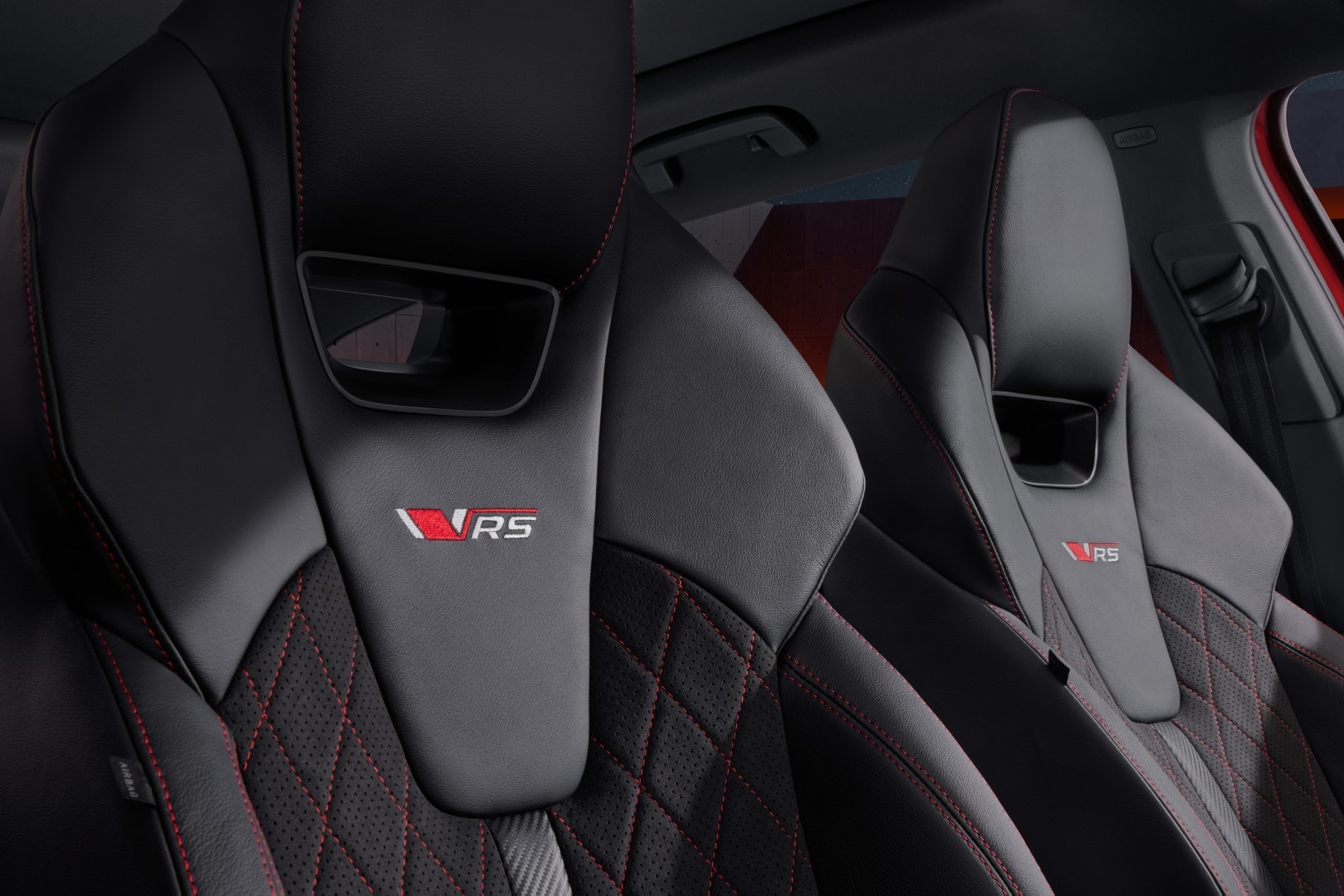 Detalle de los asientos delanteros resaltando el logo RS.