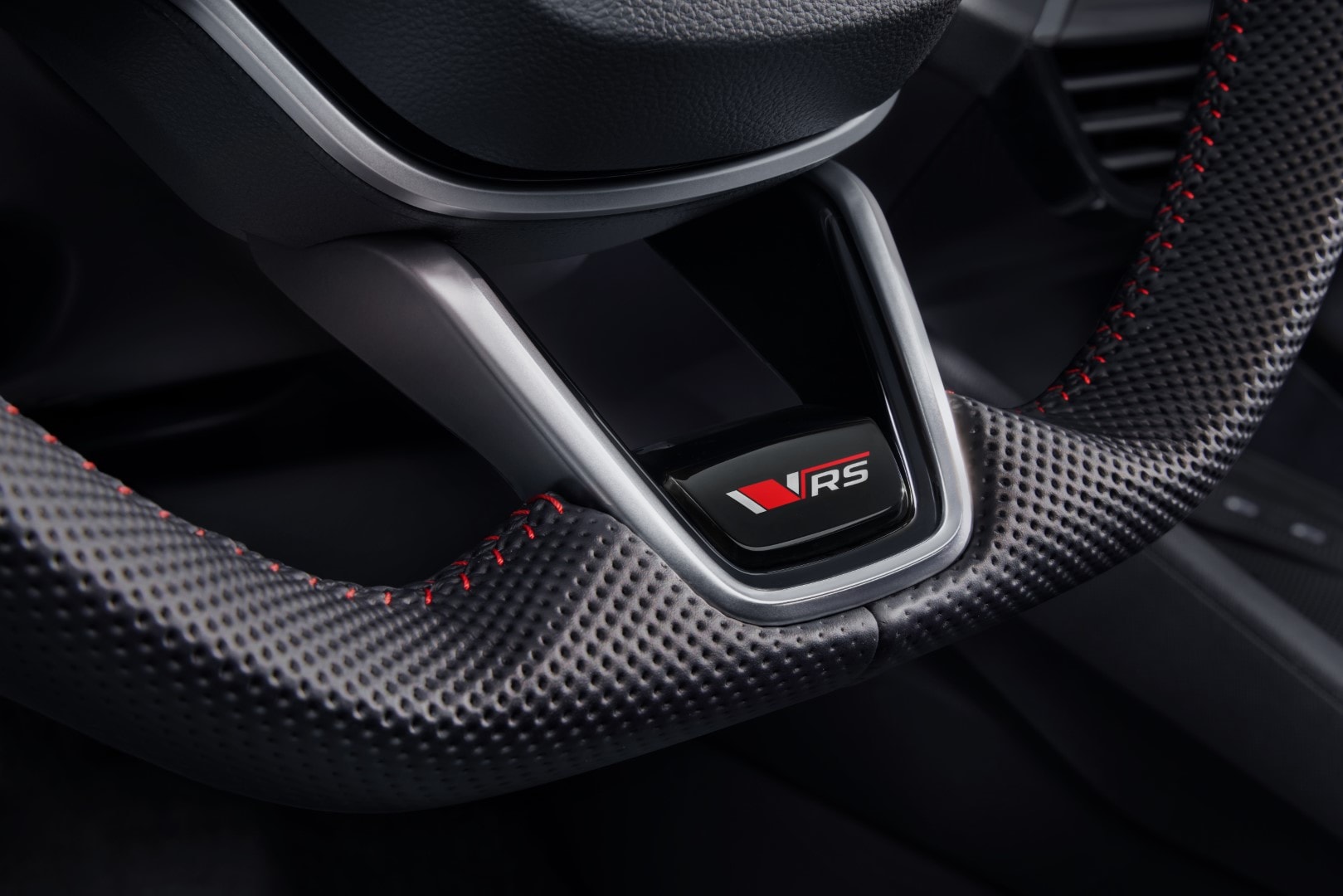 Detalle de la insignia RS en el volante, símbolo de deportividad.