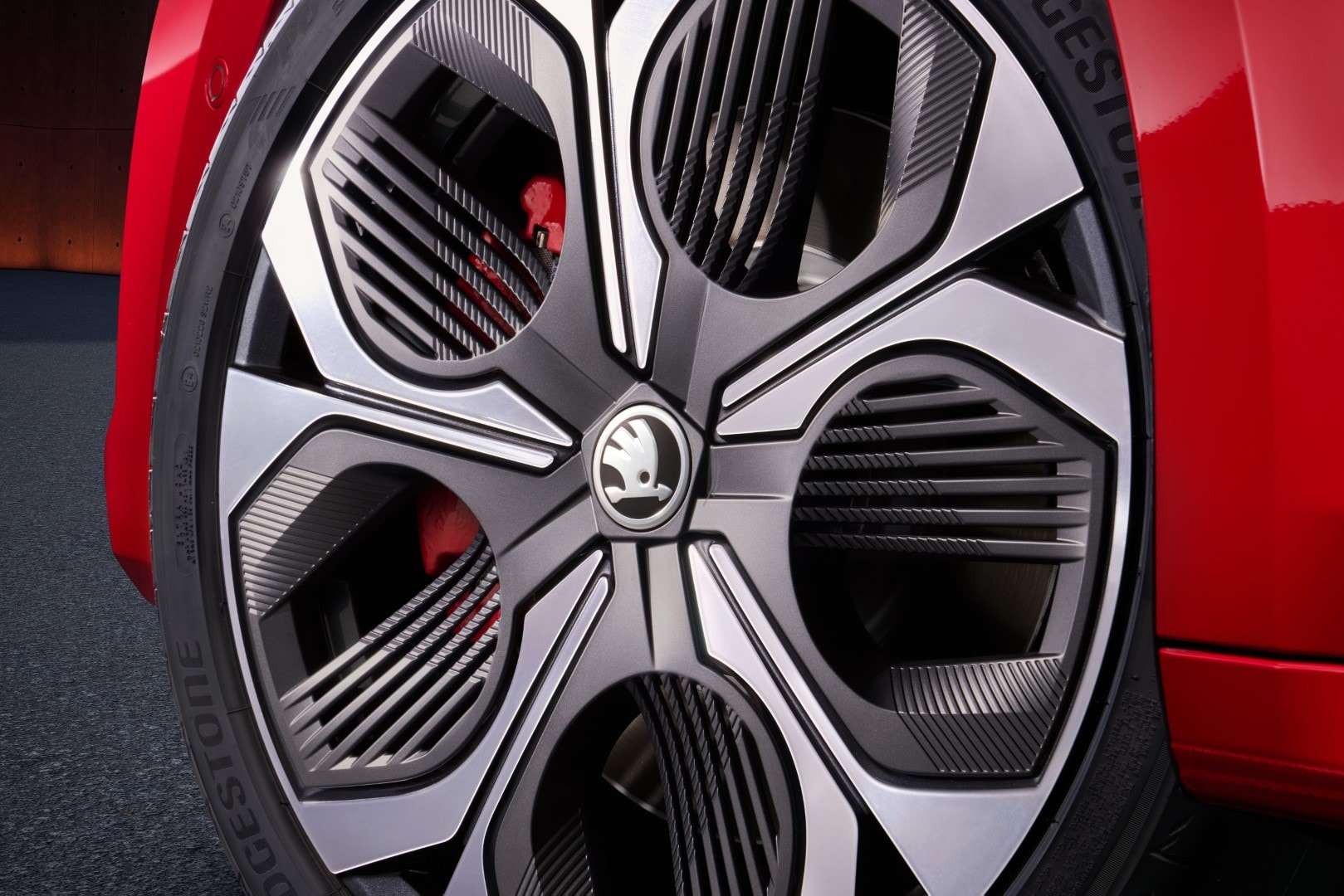 Primer plano de la llanta óptimamente diseñada del Octavia RS.