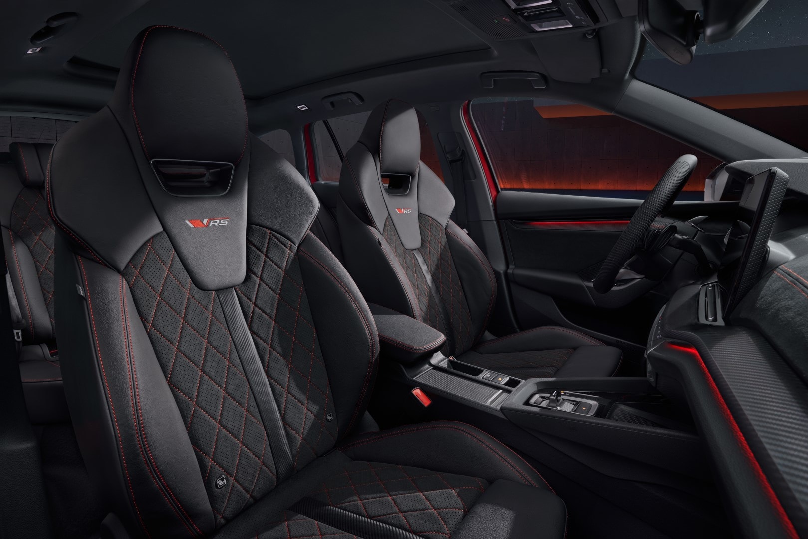 El Skoda Octavia RS captado en movimiento, transmitiendo sensación de dinamismo