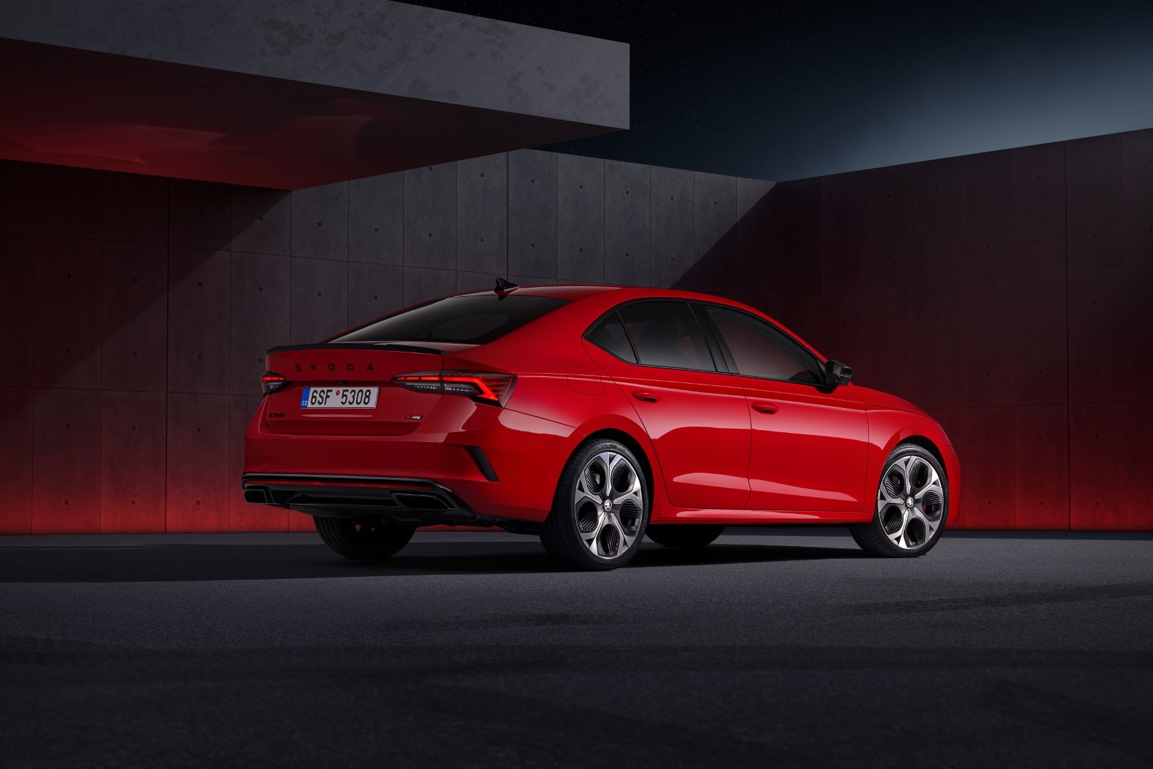 Vista lateral y parcial trasera del Skoda Octavia RS en color rojo.
