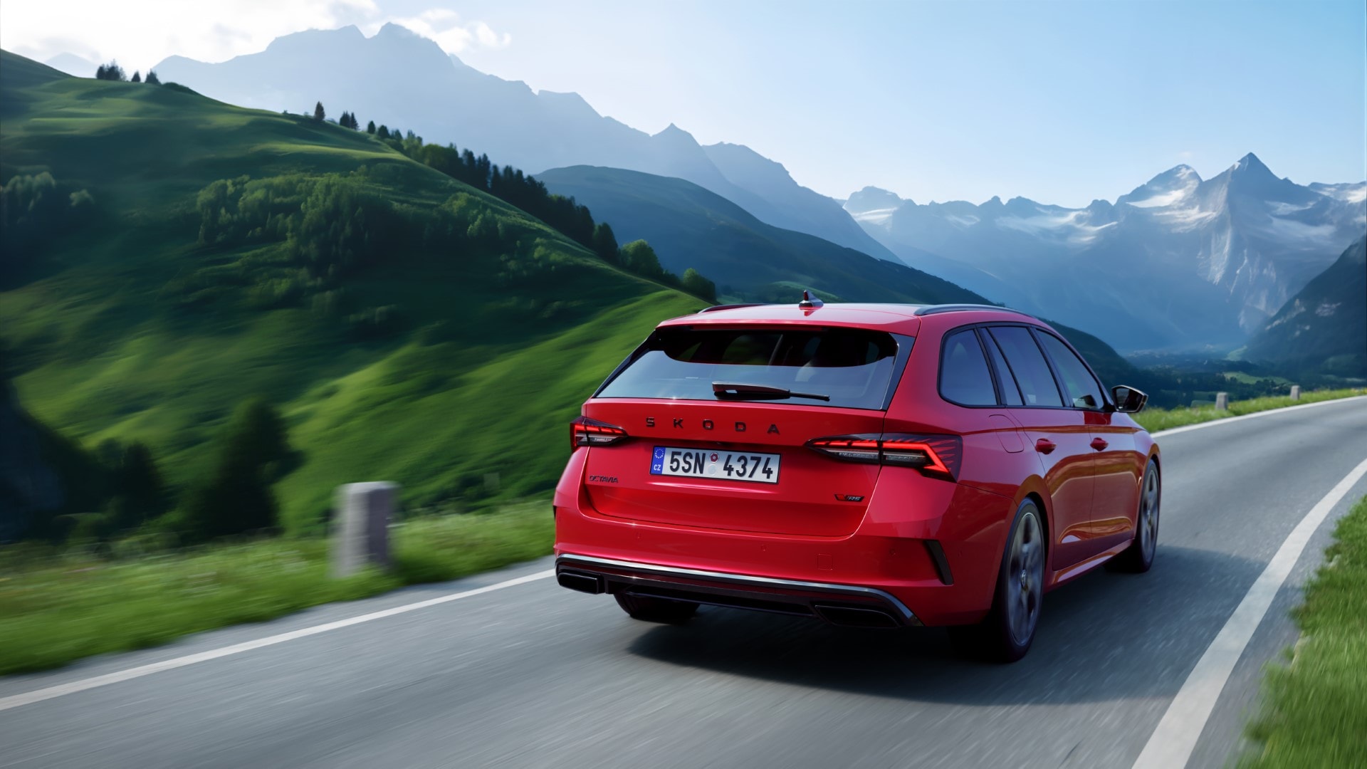 Silueta lateral del Skoda Octavia RS mostrando su perfil deportivo y aerodinámico