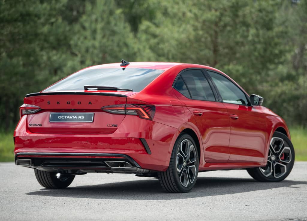 Vista trasera y lateral del Skoda Octavia RS en color rojo.