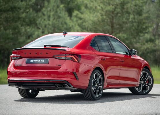 Vista trasera y lateral del Skoda Octavia RS en color rojo. Vista trasera y lateral del Skoda Octavia RS en color rojo.