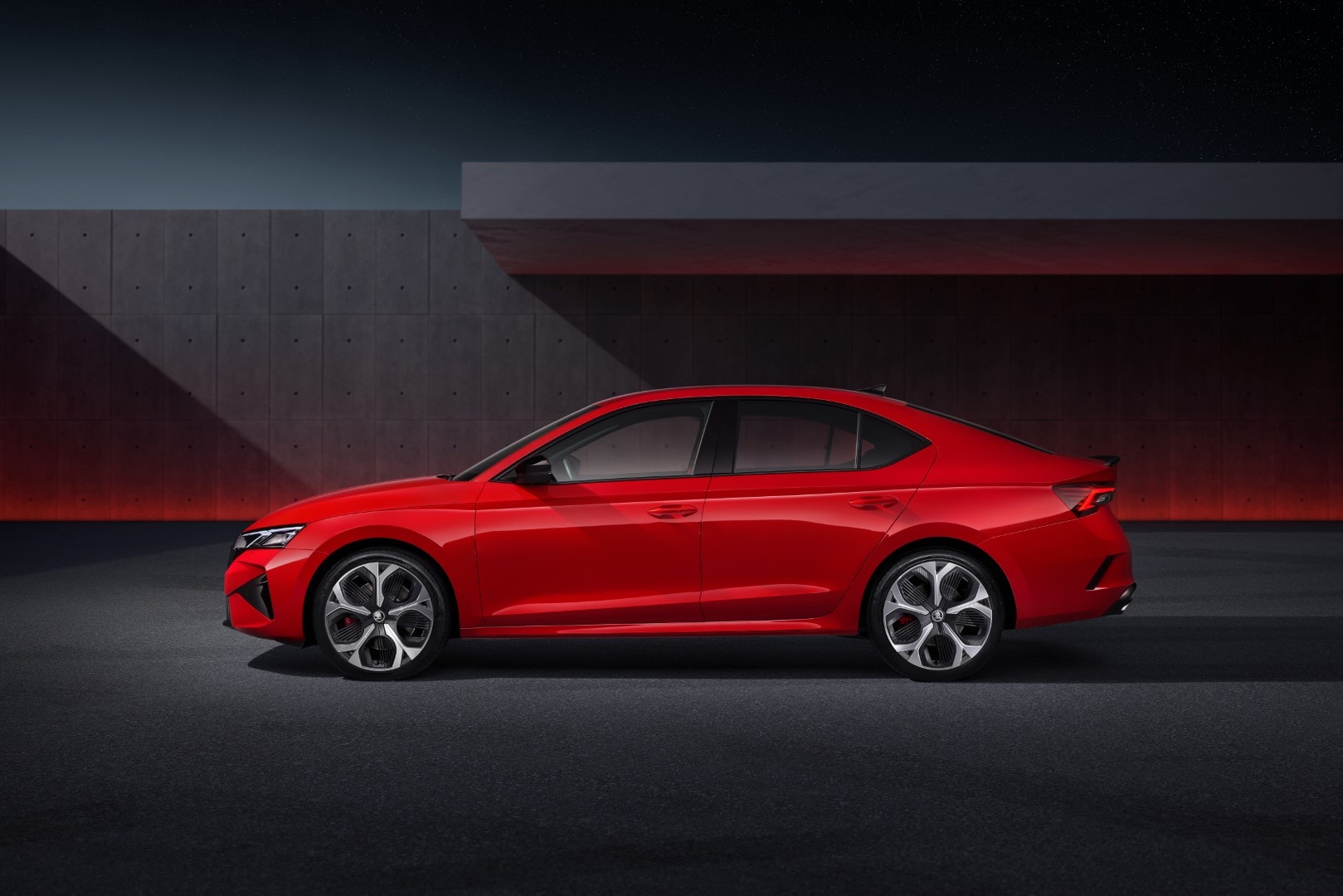 Vista dinámica trasera y lateral del Skoda Octavia RS, destacando su diseño y flanco deportivo