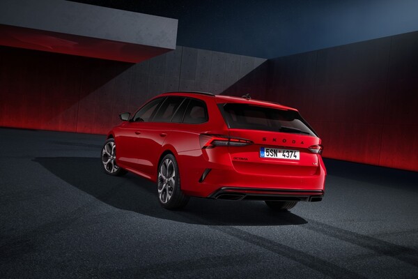 Vista trasera y lateral del Skoda Octavia RS, destacando su diseño deportivo Vista trasera y lateral del Skoda Octavia RS, destacando su diseño deportivo