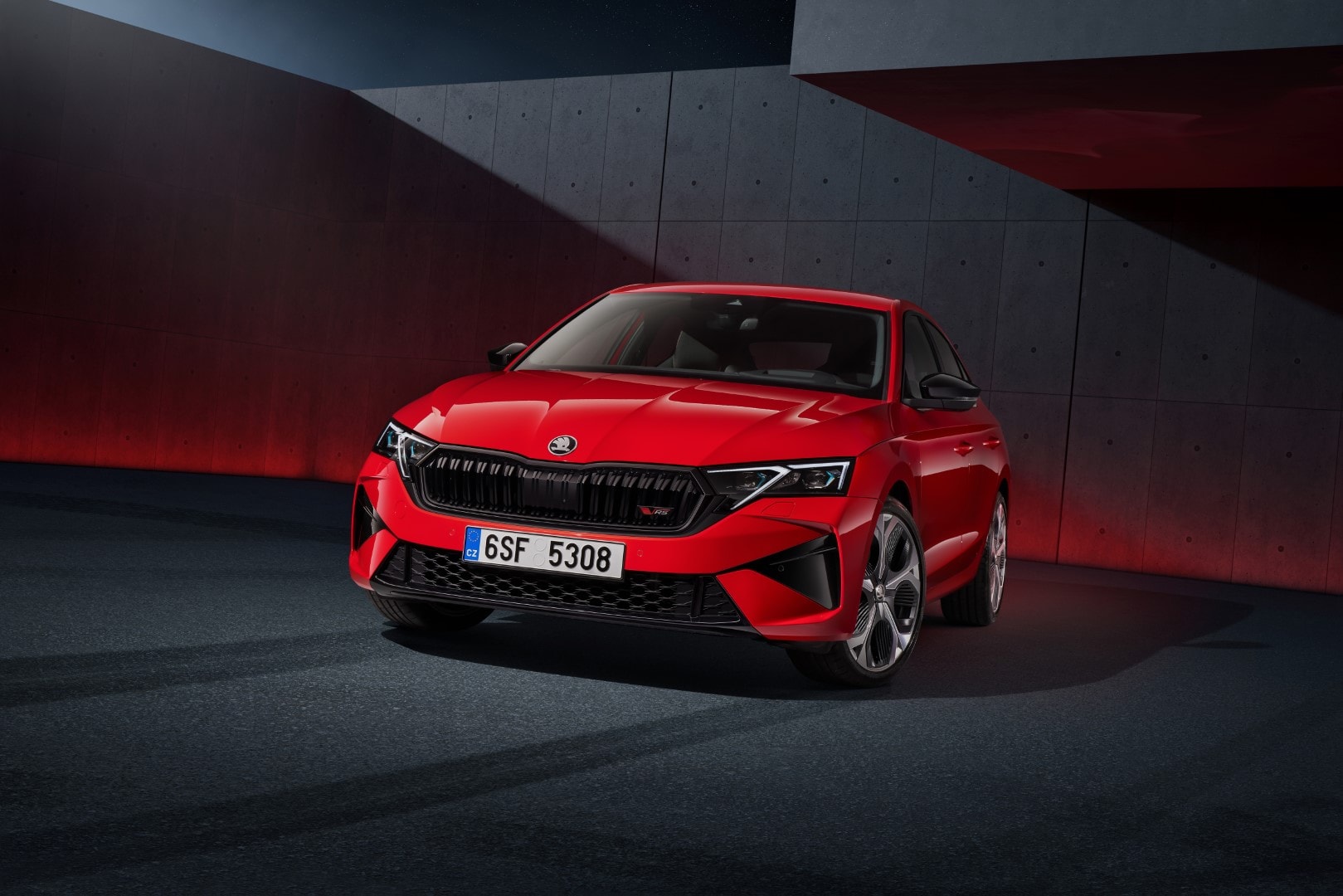 Perspectiva completa de la trasera del Skoda Octavia RS, mostrando líneas y faros