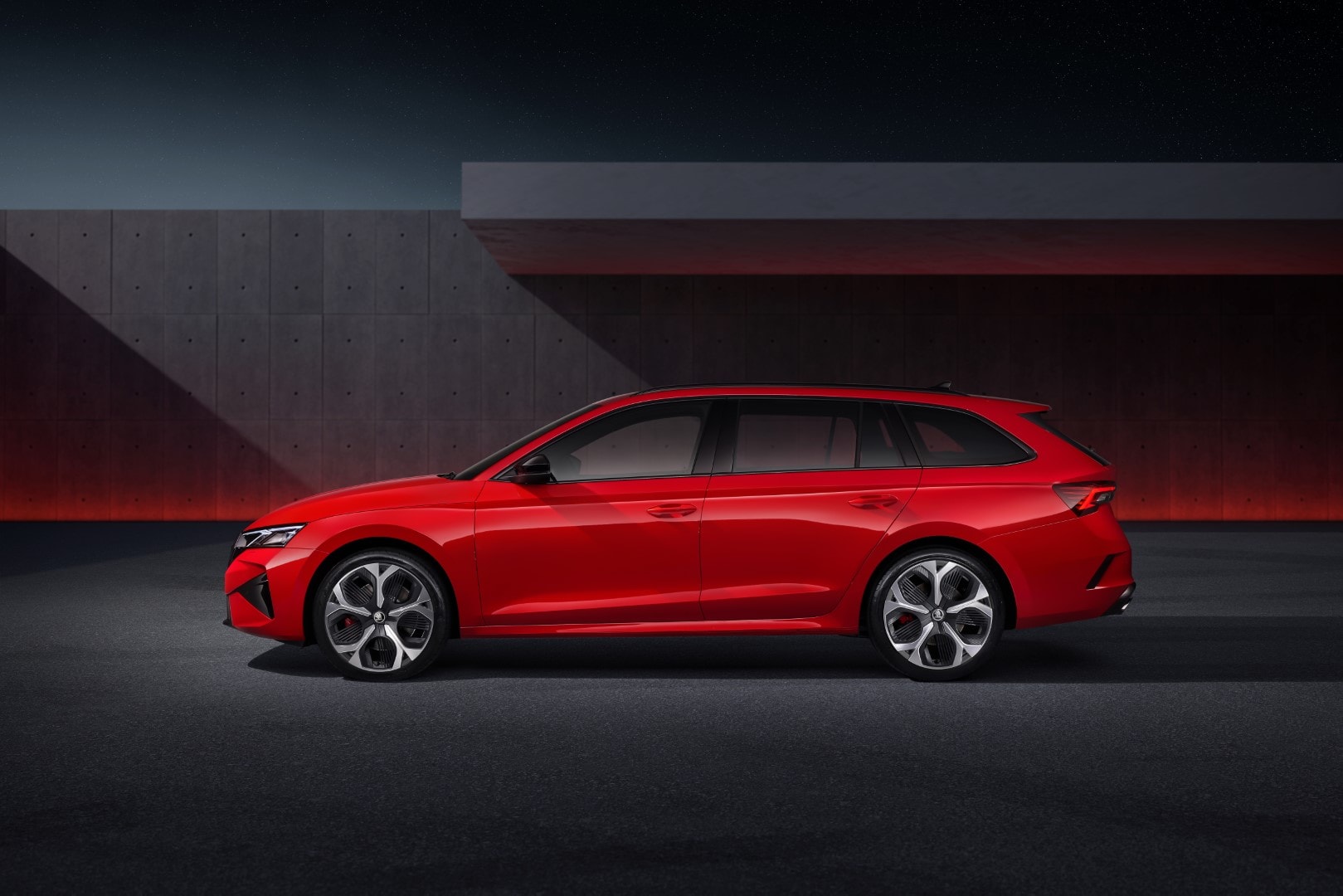 Perfil lateral del Skoda Octavia RS en versión familiar.