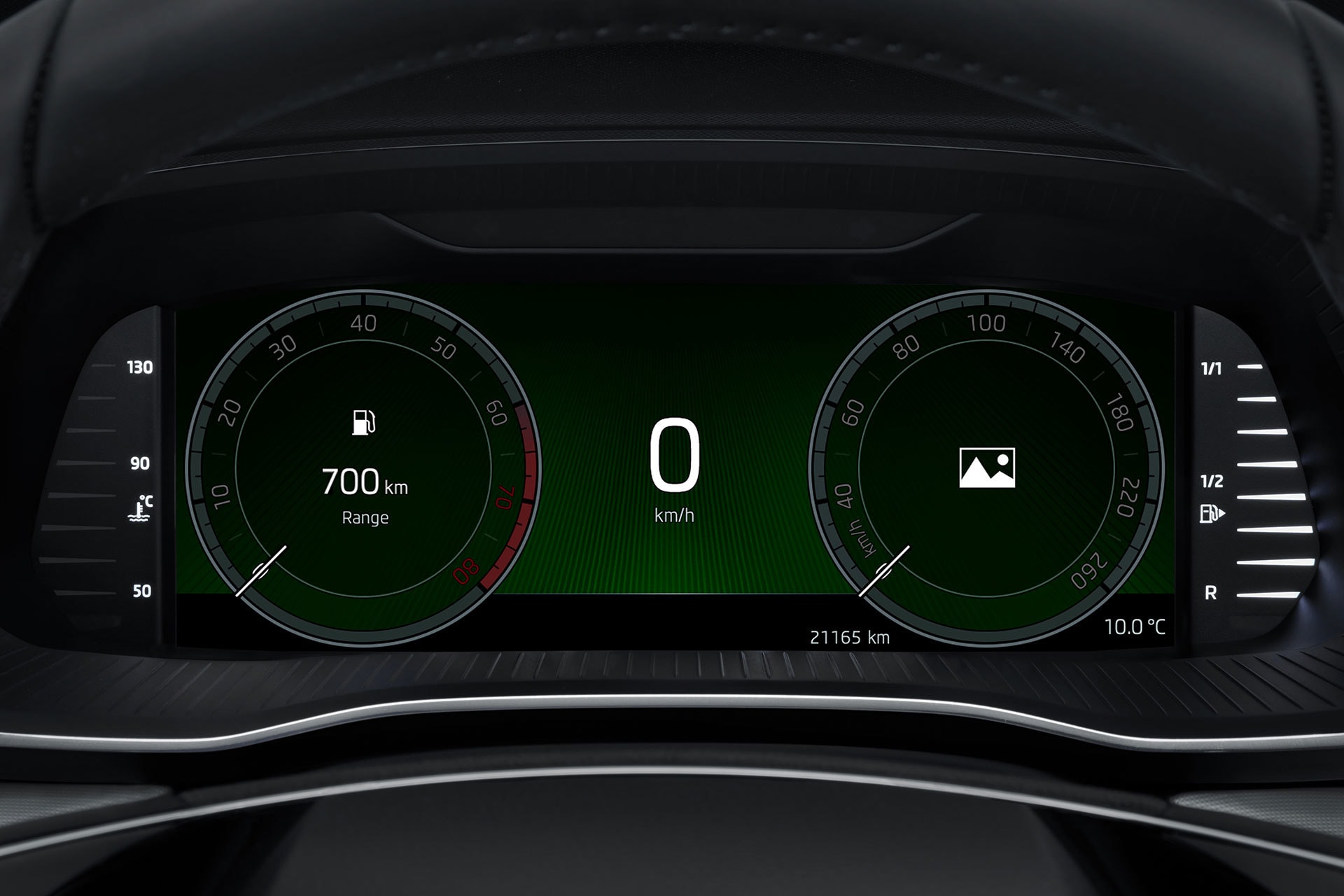 Interfaz de usuario simulando indicadores analógicos para velocidad y autonomía.