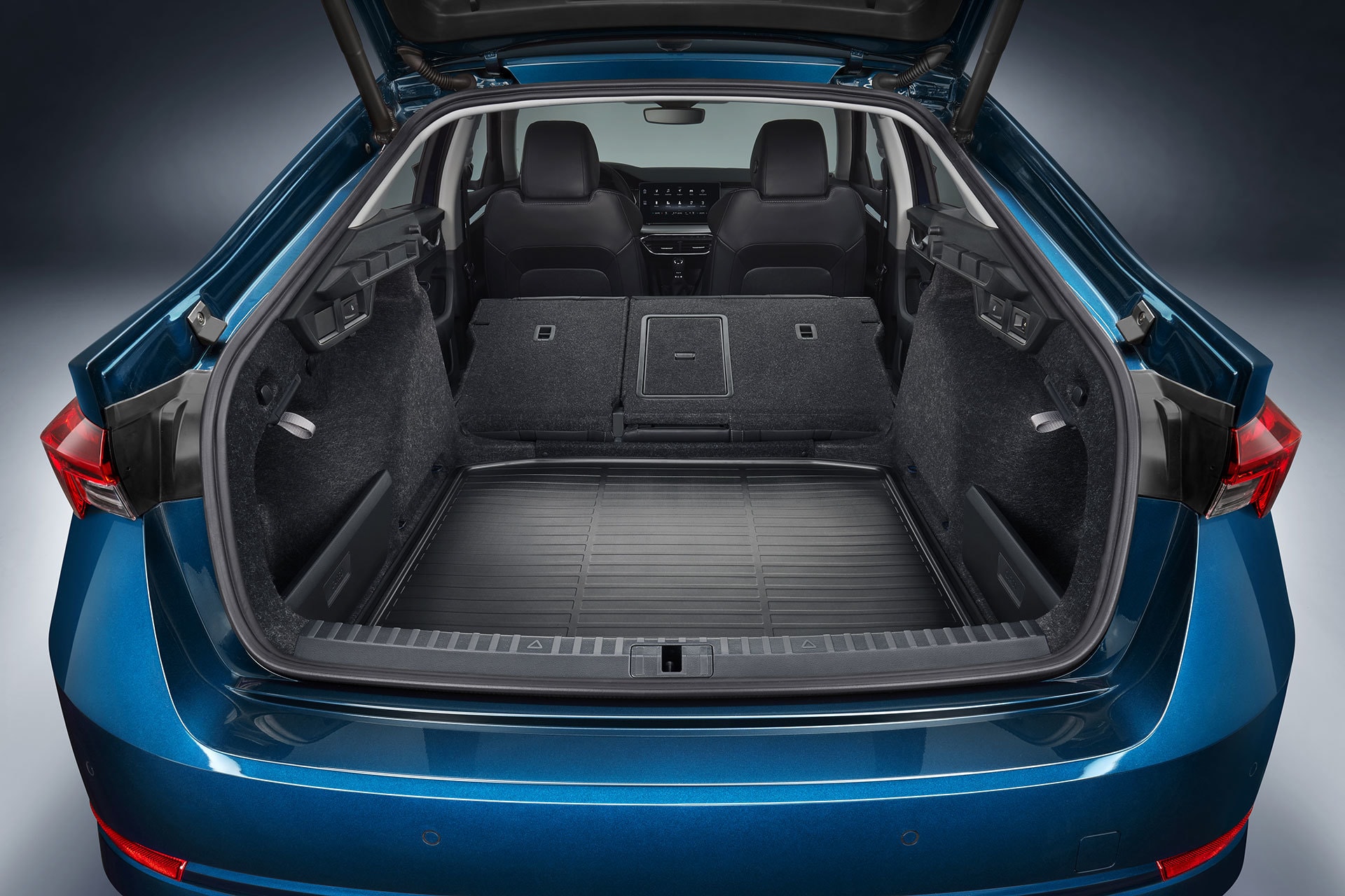 Vista del maletero del Octavia con separador de carga, muestra su versatilidad.