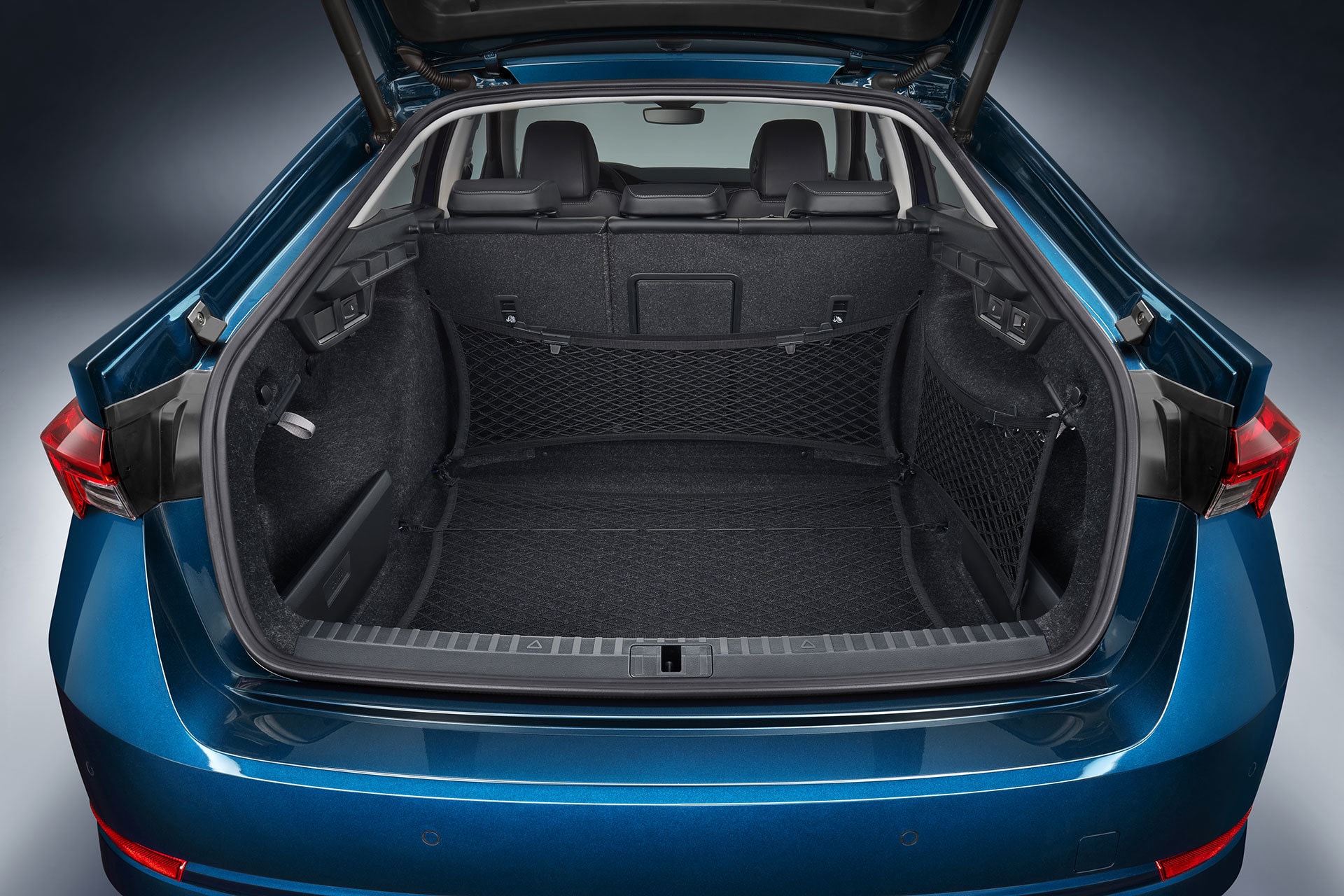 Vista del maletero vacío del Skoda Octavia, amplio y bien acabado.