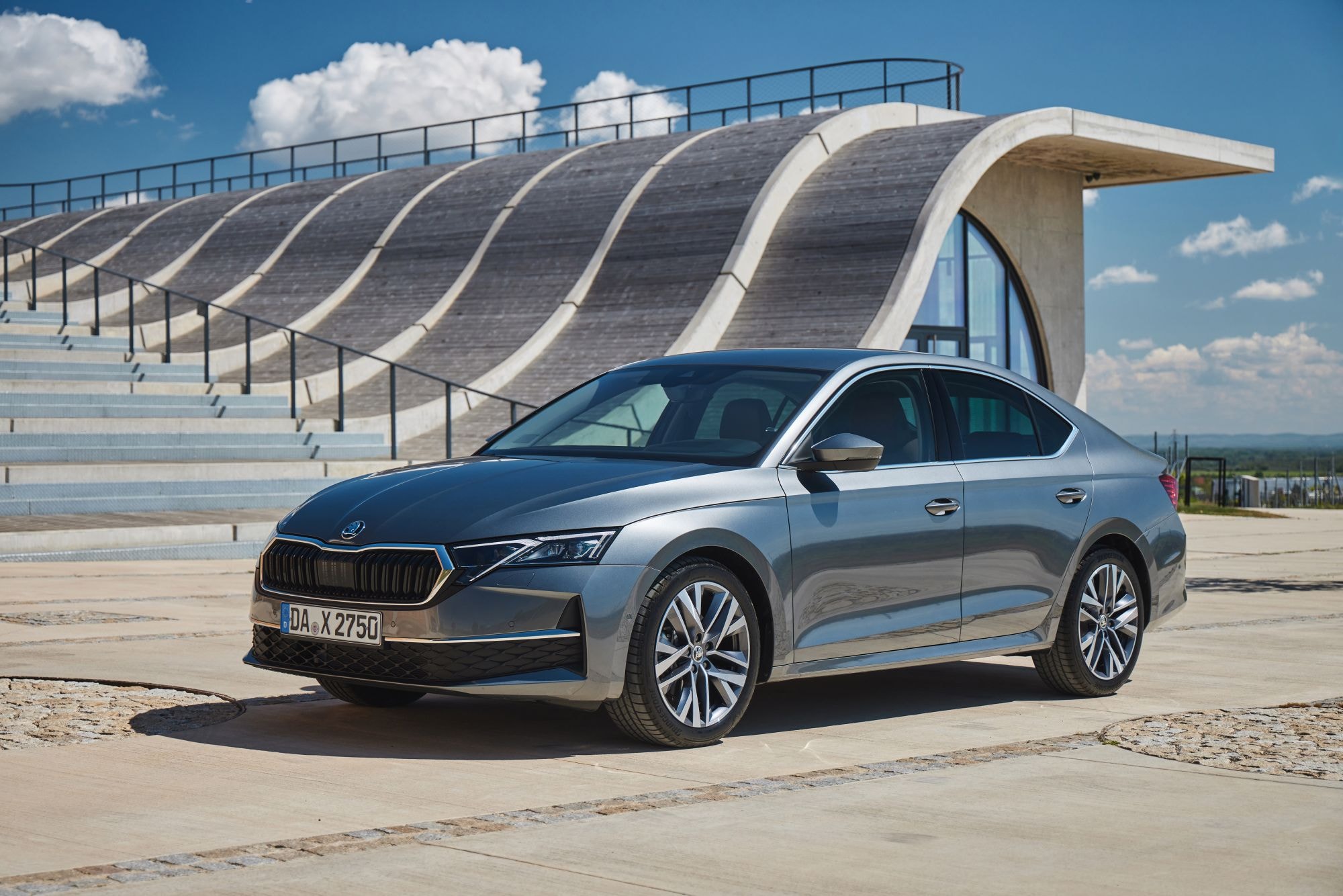 Vista frontal del Skoda Octavia mientras se desplaza por la carretera.