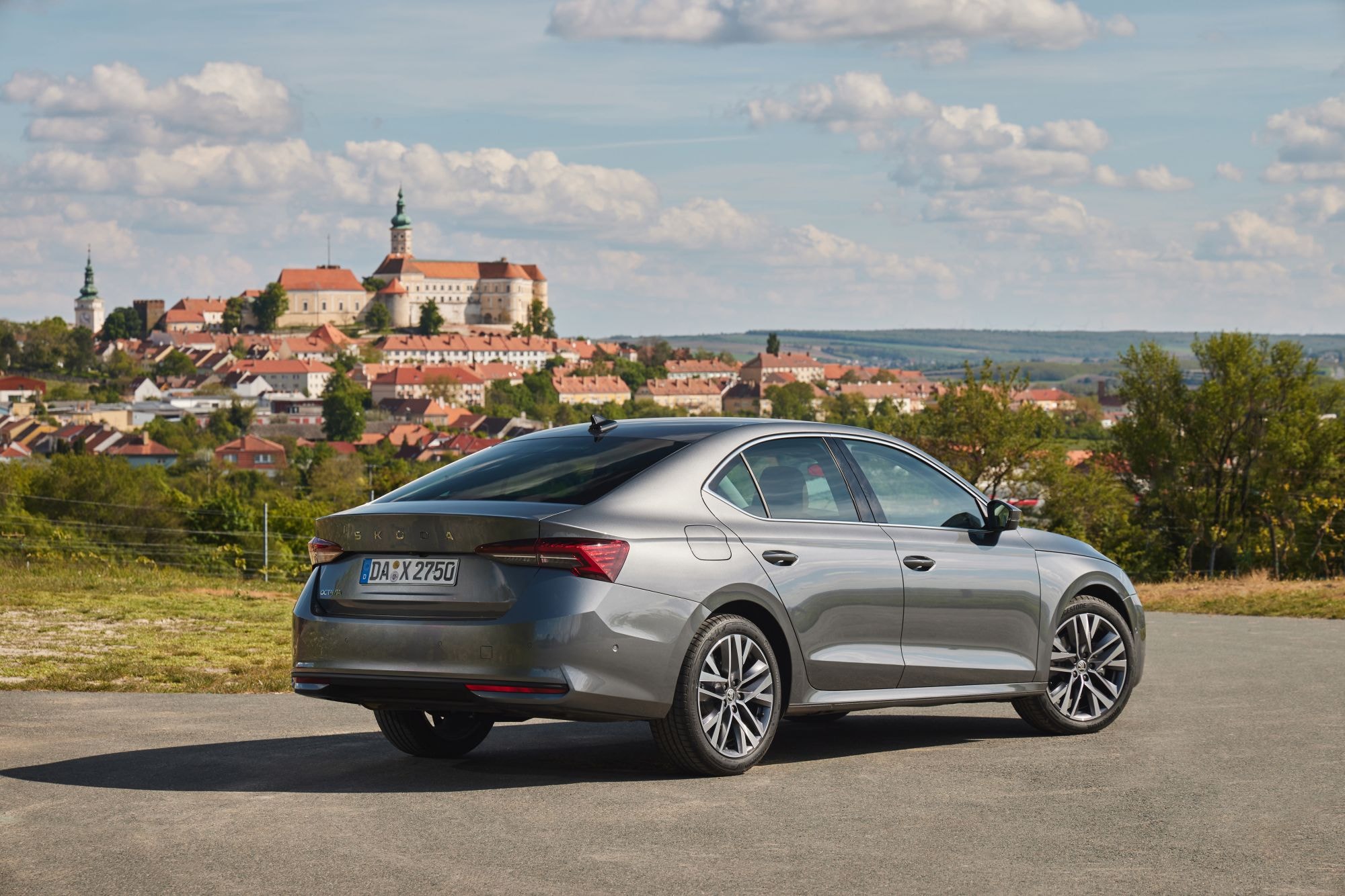Impresionante ángulo del Skoda Octavia en un entorno arquitectónico.