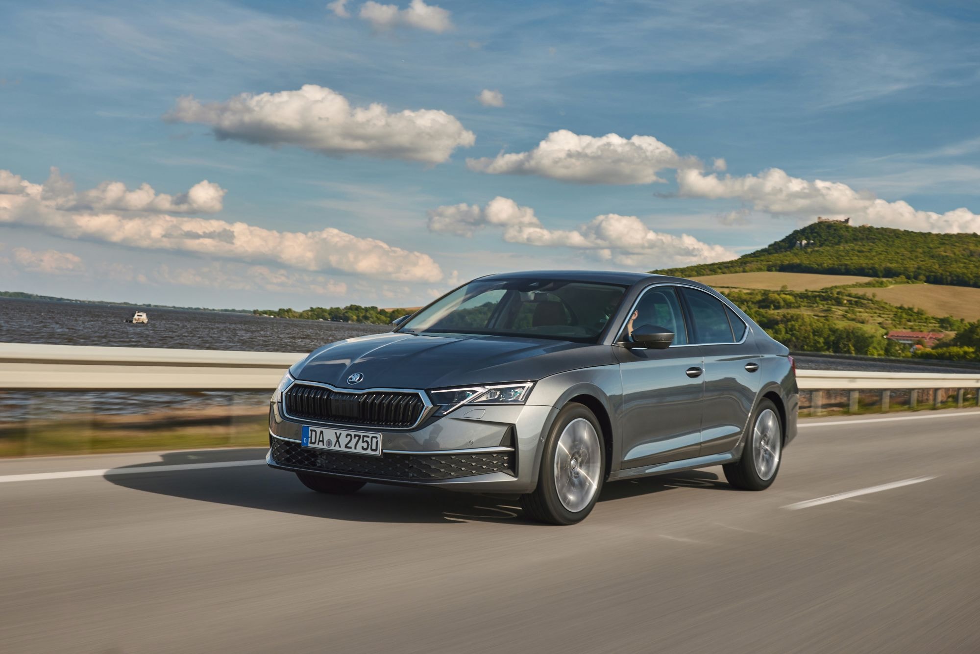 El Octavia en plena marcha, combinando elegancia y deportividad.