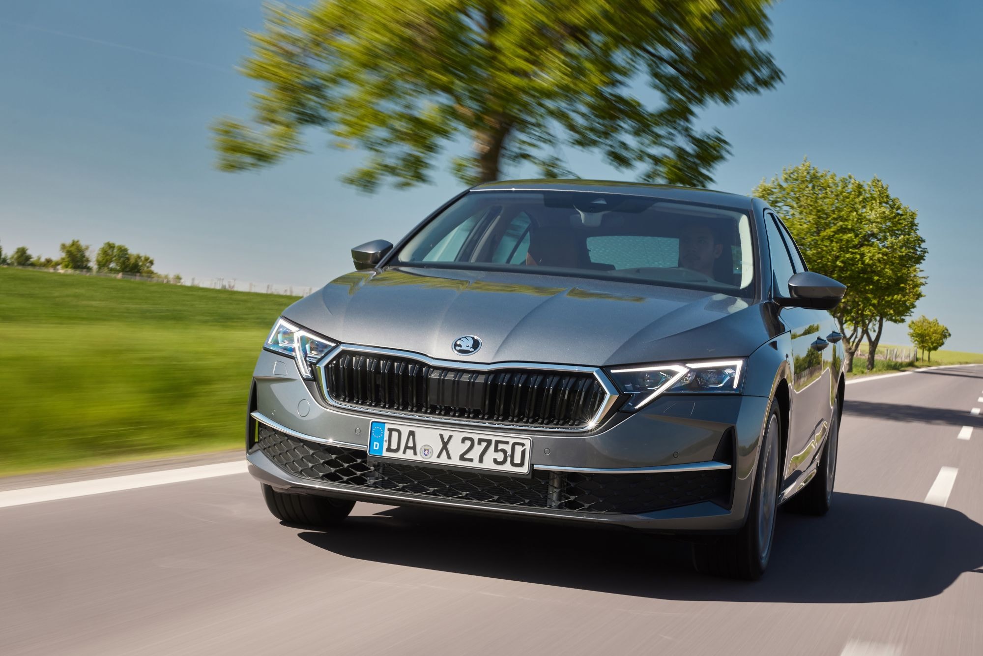 Imponente vista frontal del Skoda Octavia, con su distintiva parrilla.